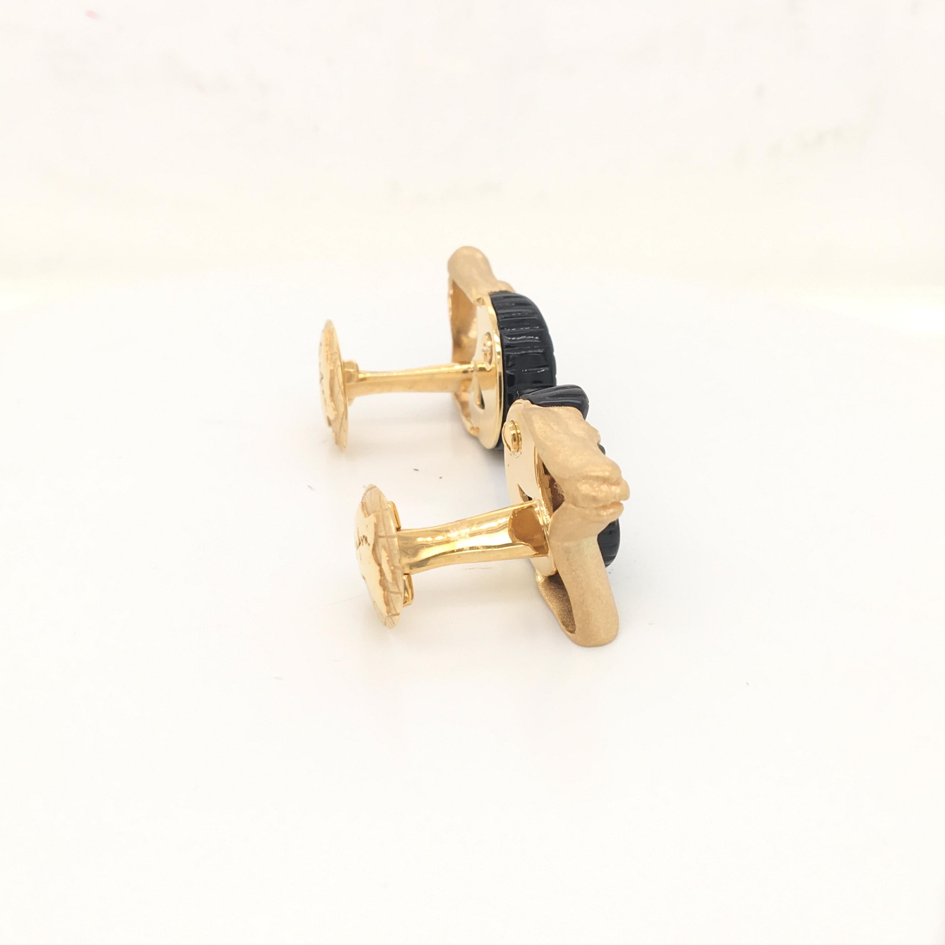 Classical Roman 18 Karat Yellow Gold and Onix Aries Style Cufflinks Made in Italy with Box For Sale