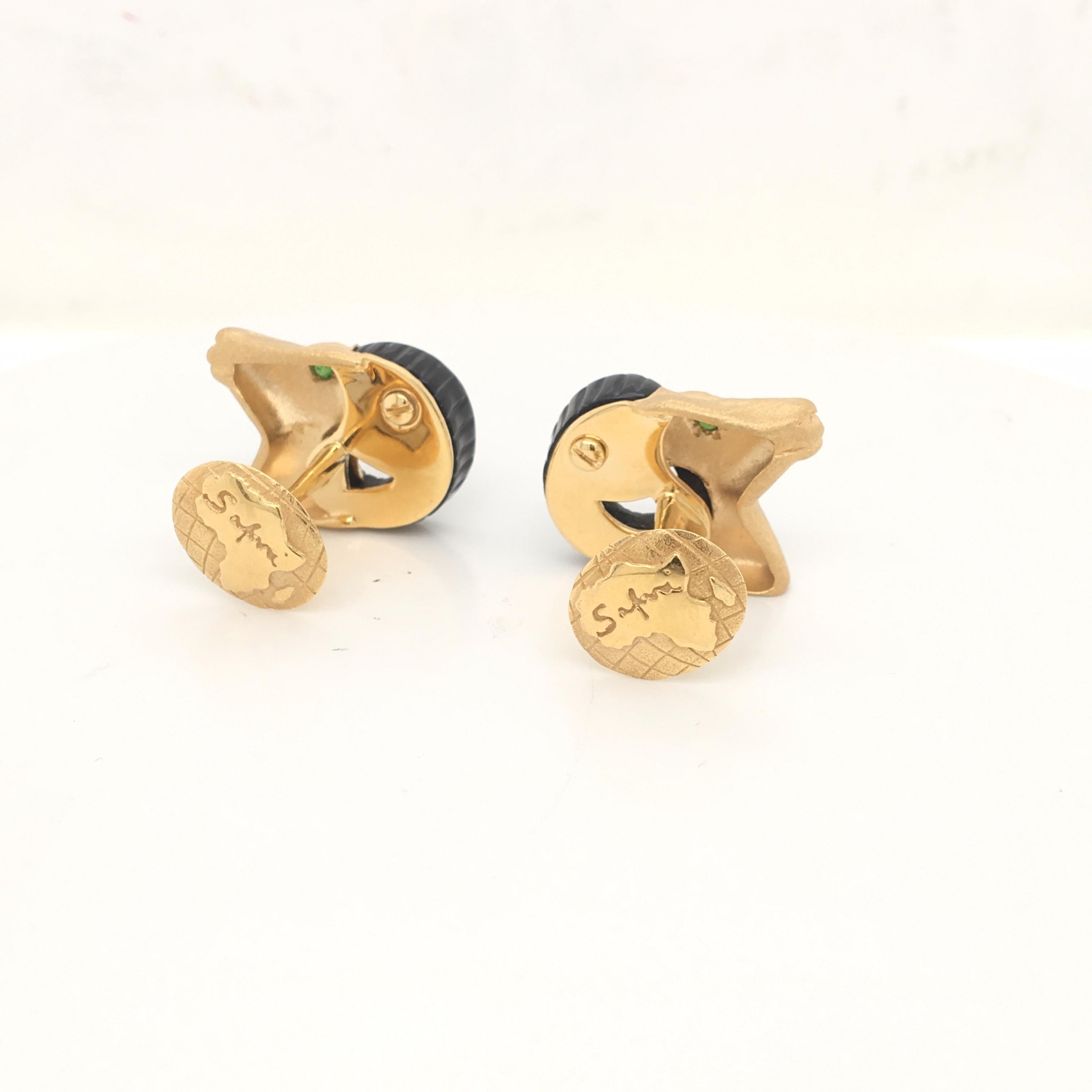 Portrait Cut 18 Karat Yellow Gold and Onix Aries Style Cufflinks Made in Italy with Box For Sale