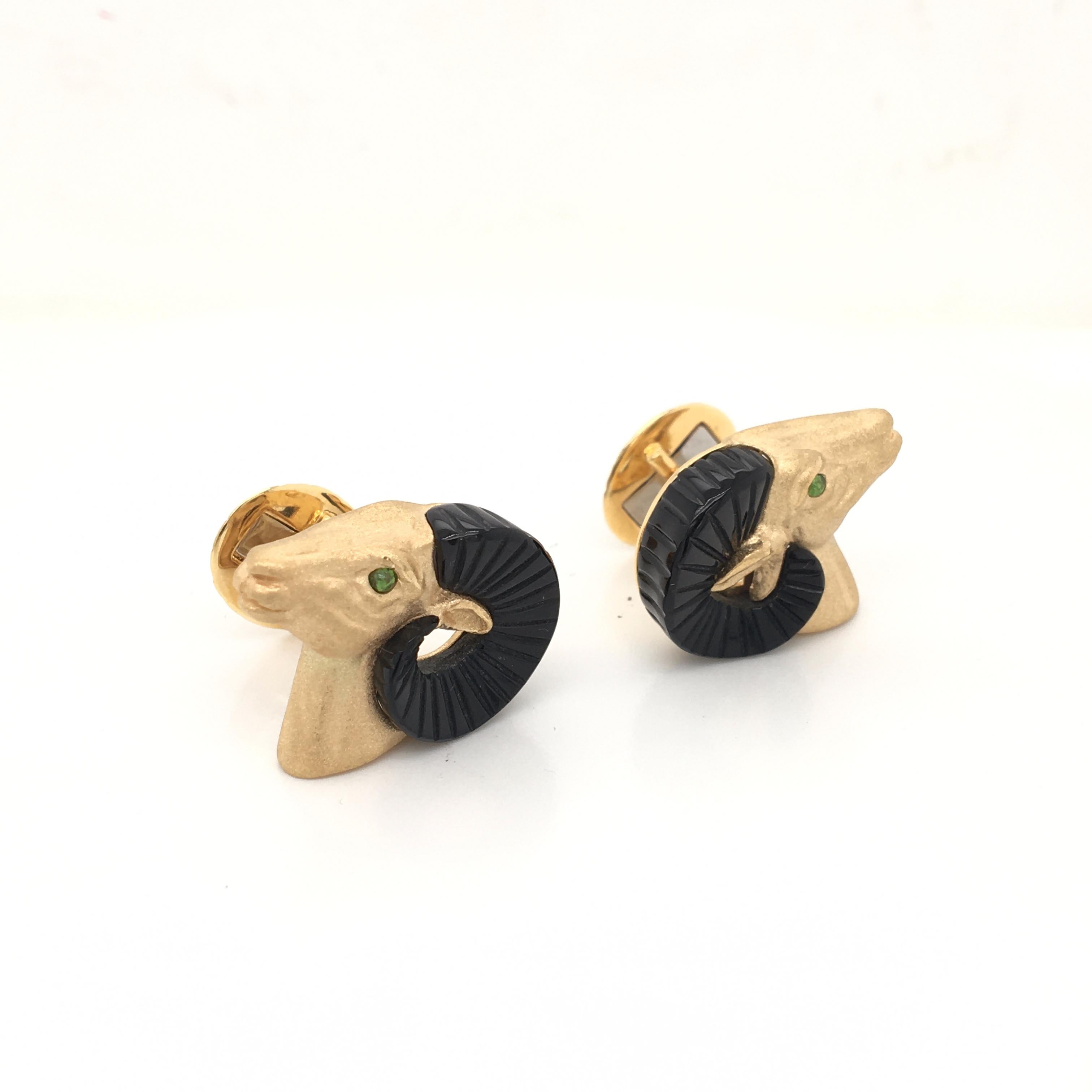 18 Karat Yellow Gold and Onix Aries Style Cufflinks Made in Italy with Box In New Condition For Sale In MIlan, IT