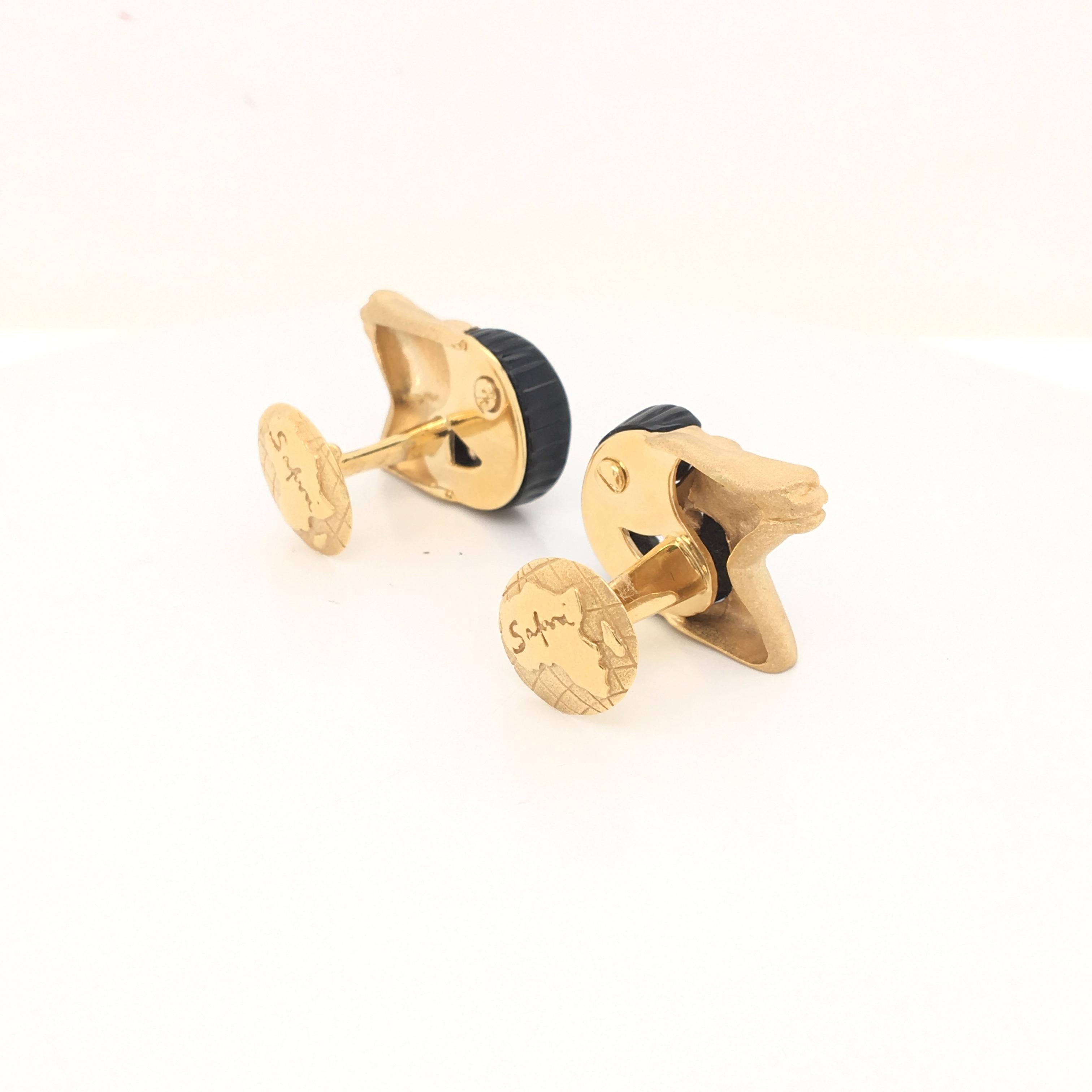 18 Karat Yellow Gold and Onix Aries Style Cufflinks Made in Italy with Box For Sale 1