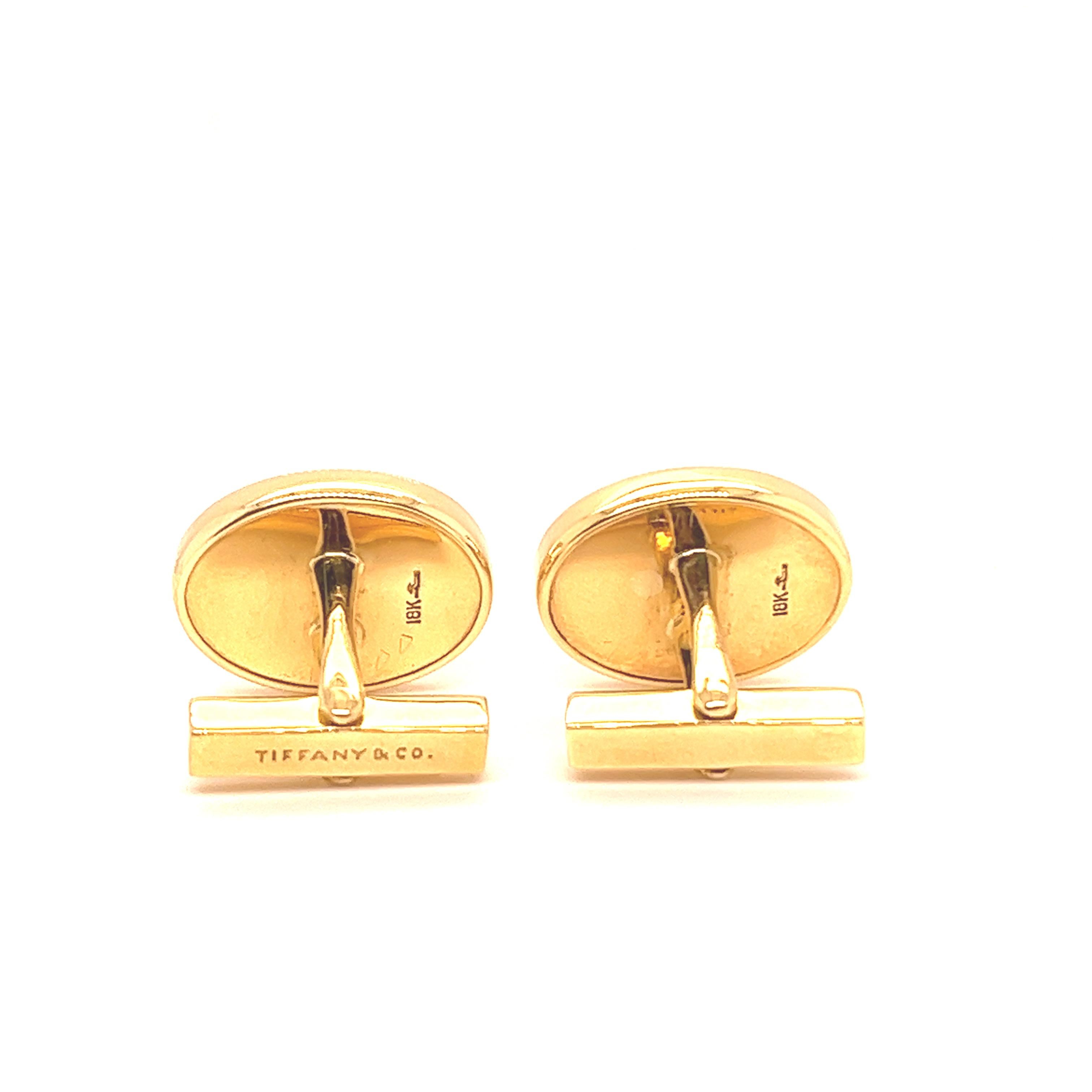 Elegant and classic gentleman's dress set, comprising a pair of cufflinks and three matching shirt studs in 18 karat yellow gold and black onyx, signed Tiffany & Co. 

The timeless, oval cufflinks are crafted in solid 18 karat yellow gold with high