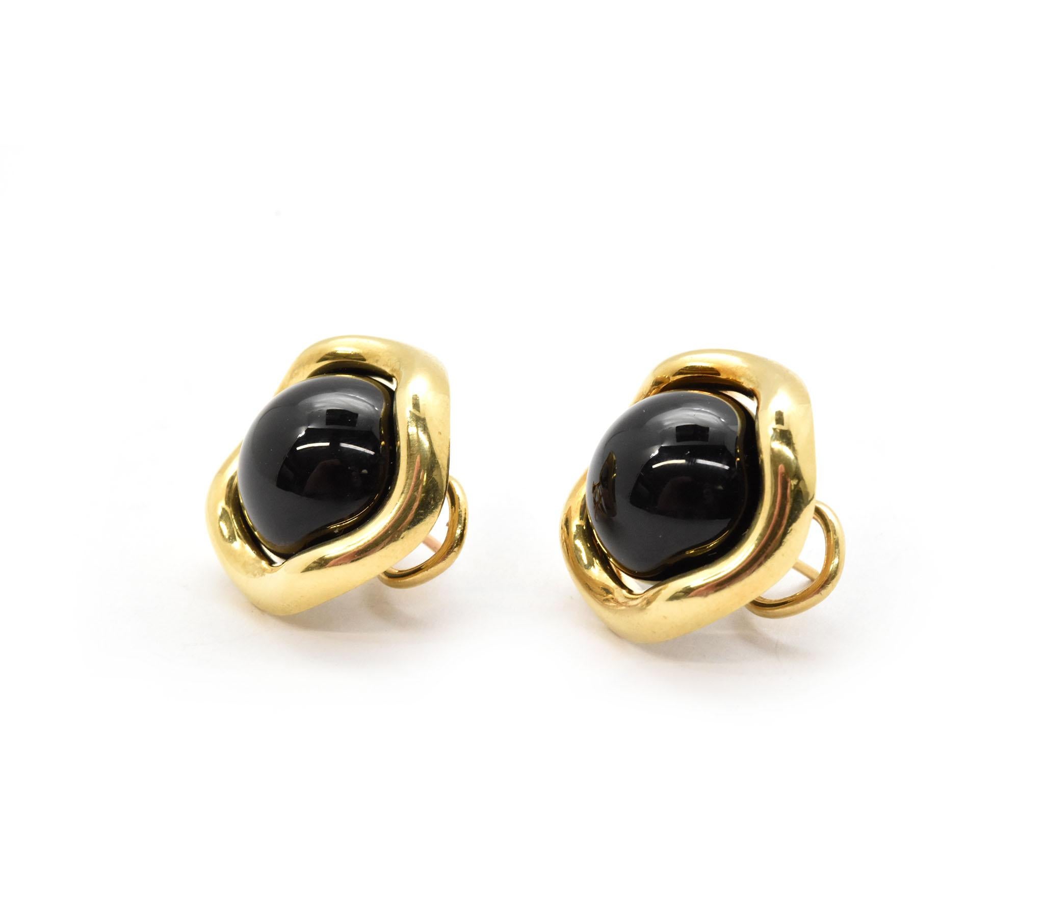 This pair of earrings is gorgeous. A gorgeous design made up of onyx and 18k yellow gold make these earrings look stunning and chic. The onyx earrings measure 18mm in diameter.  The 18k yellow gold backs are stamped “TIFFANY & CO.” This pair weighs