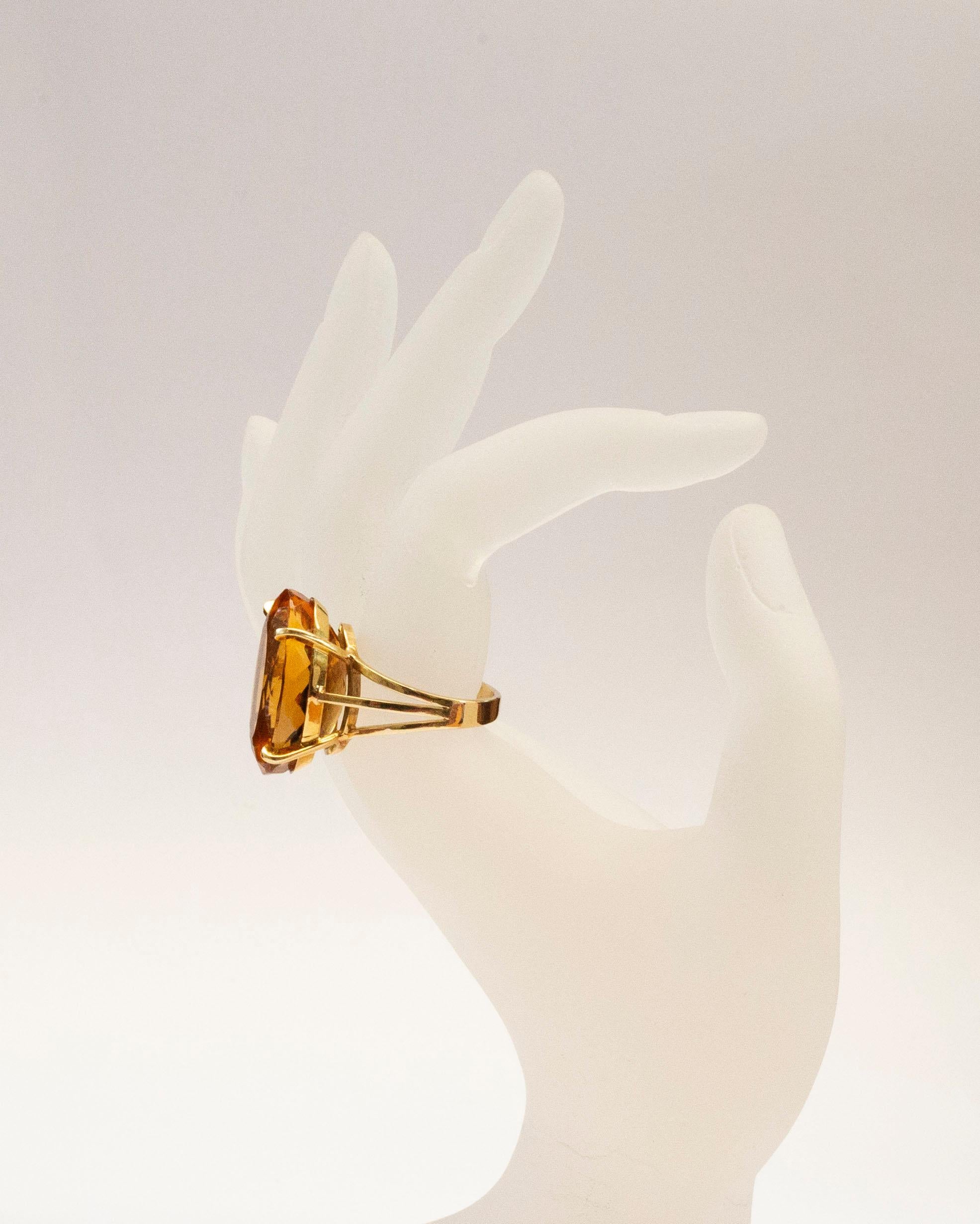 18 Karat Yellow Gold and Oval Brilliant Cut Citrine Cocktail Ring  For Sale 2