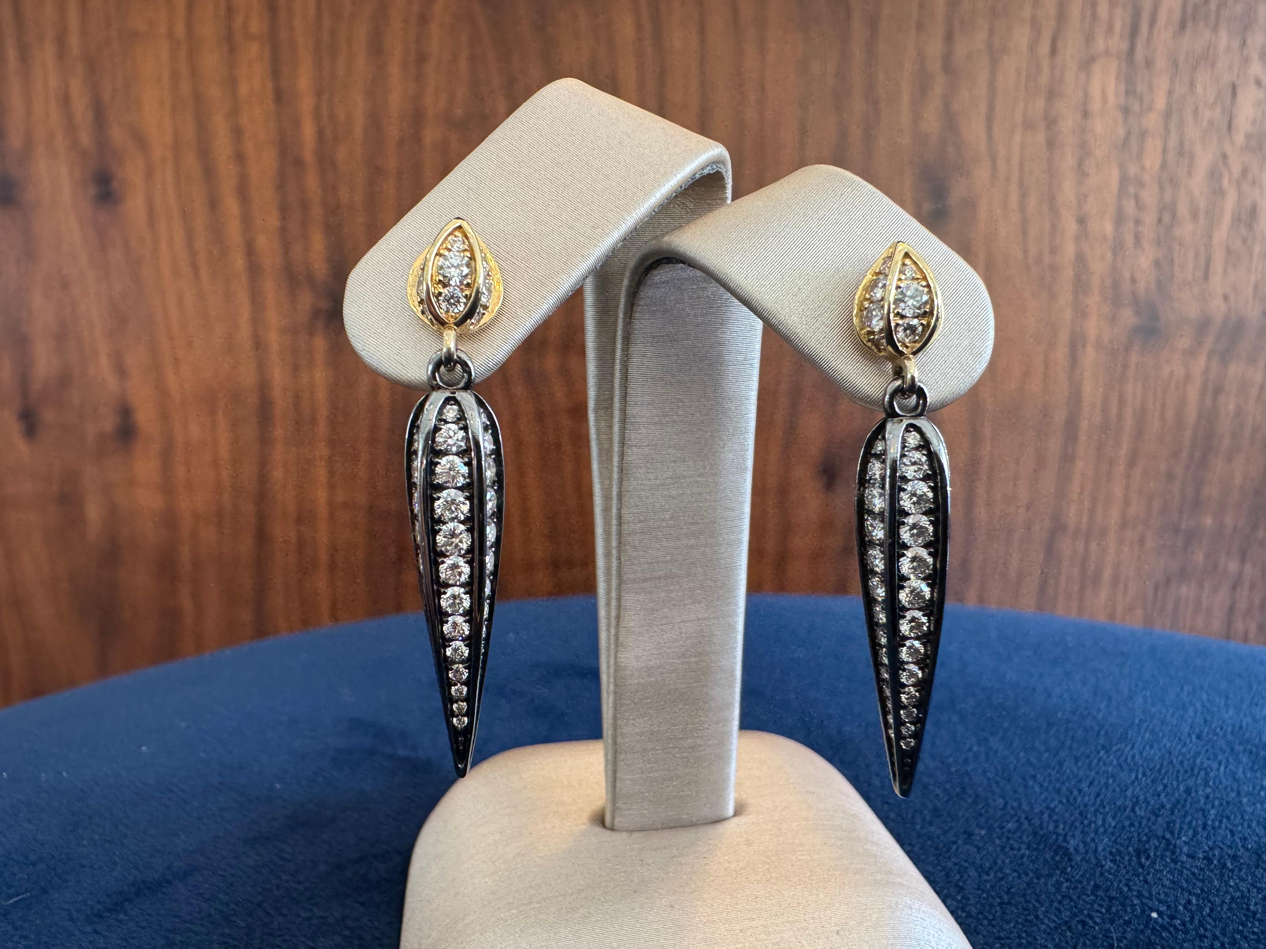 Taille ronde Boucles d'oreilles feuille en or jaune 18 carats et argent oxydé avec diamants en vente