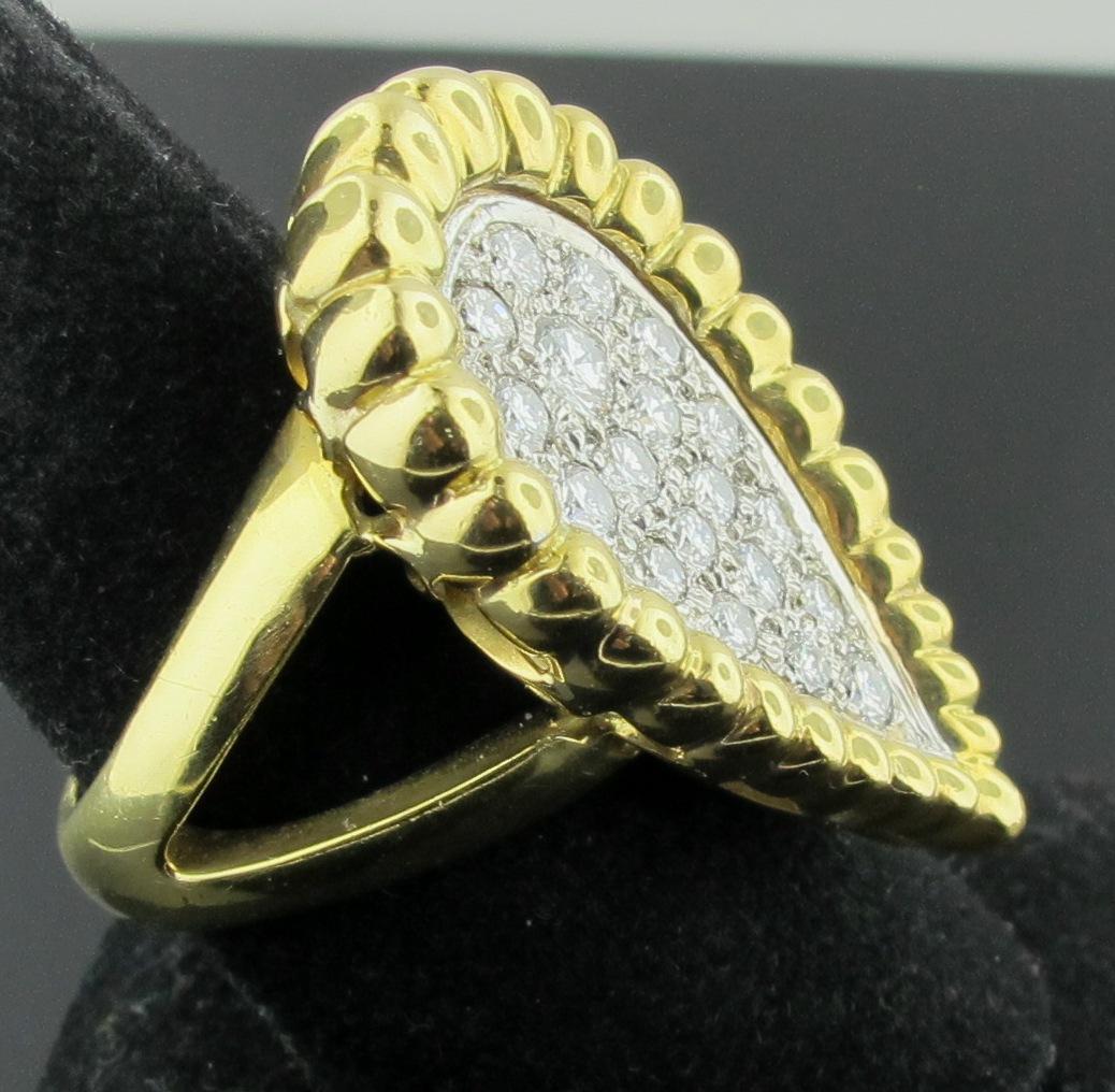 18 Karat Gelbgold und birnenförmiger Diamantring mit Pavé im Zustand „Hervorragend“ im Angebot in Palm Desert, CA