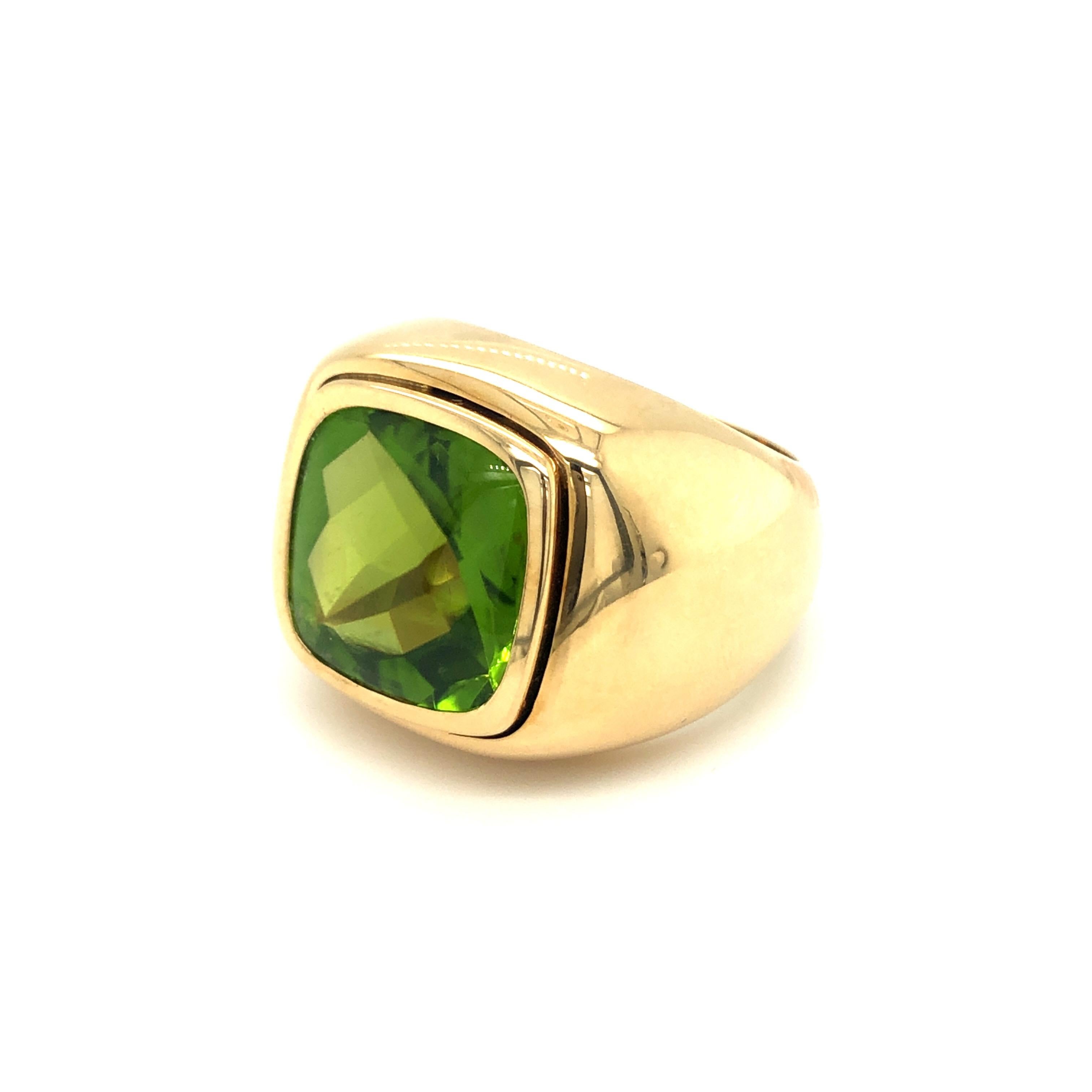 18 Karat Yellow Gold and Peridot Signet Ring by Bucherer For Sale at 1stDibs