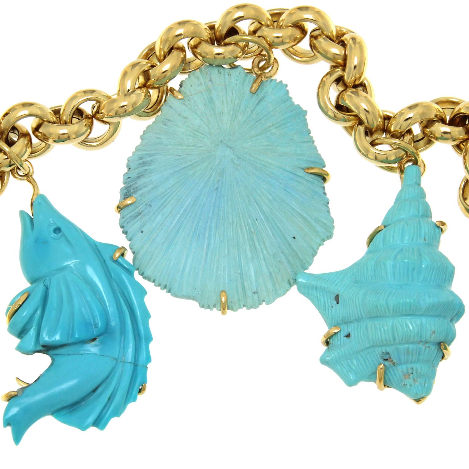 
This beautiful necklace from the Beachwear collection reproduces some marine elements alternately in pink coral, turquoise and gold, for both materials the sculptor has done an excellent work of realistic reproduction very faithful. The result is