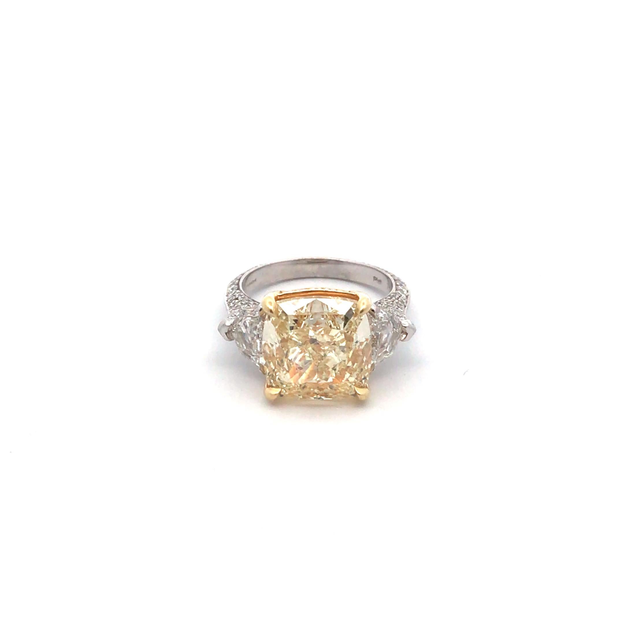 Bague fantaisie en or jaune 18 carats et platine avec diamant jaune clair de 8,12 carats certifié GIA Excellent état - En vente à Palm Desert, CA