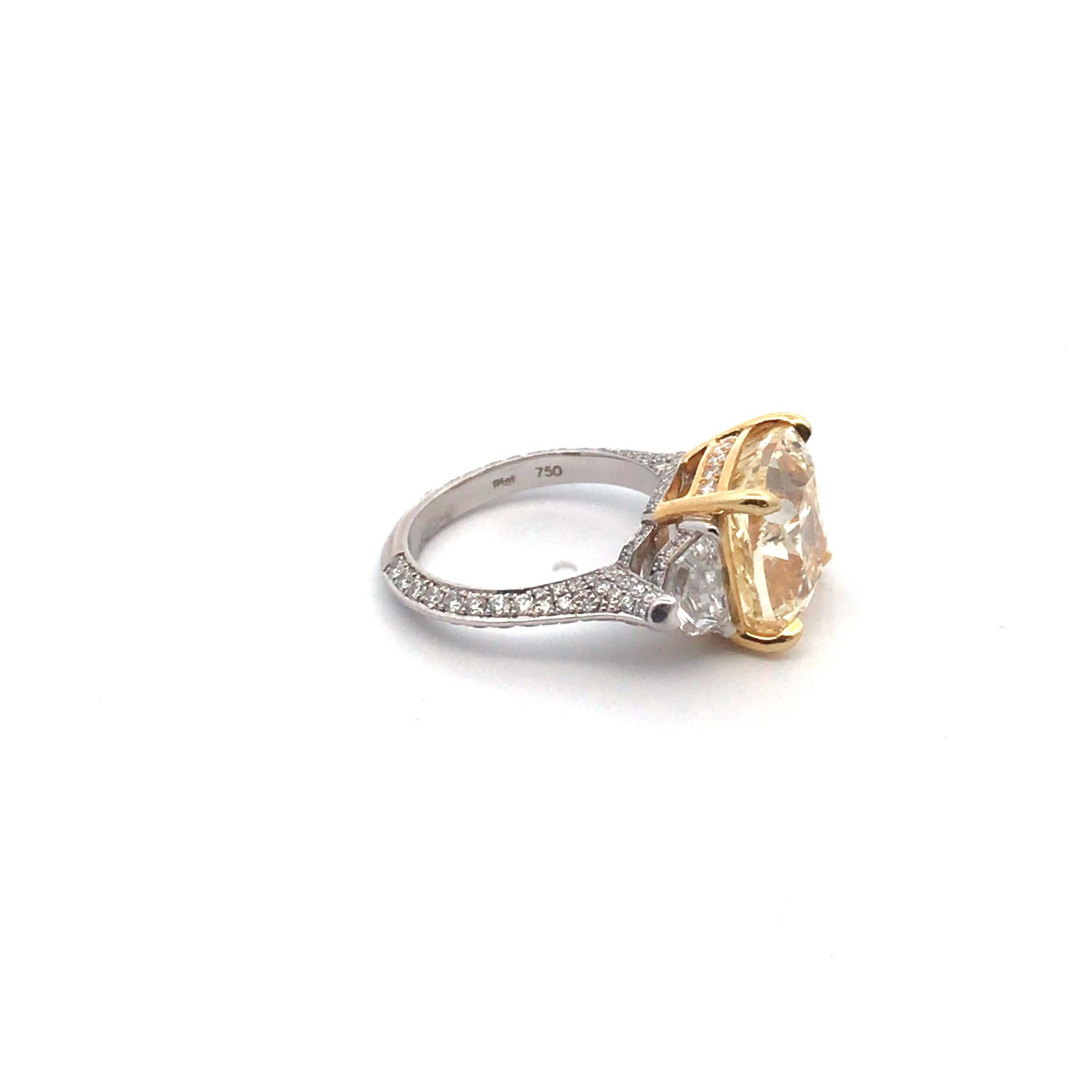 Bague fantaisie en or jaune 18 carats et platine avec diamant jaune clair de 8,12 carats certifié GIA Unisexe en vente