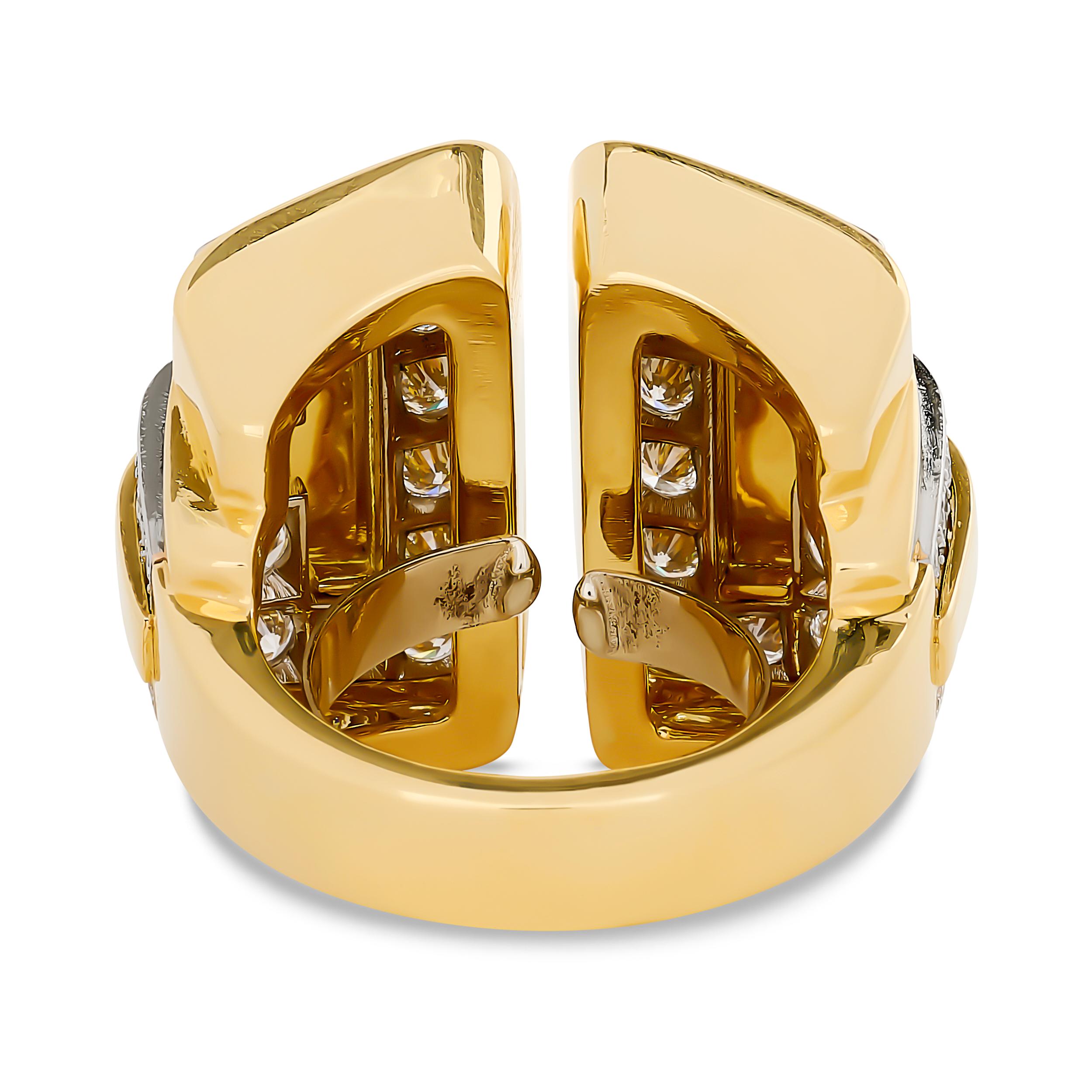Cette magnifique bague présente un design bombé, serti de diamants blancs brillants et rehaussé d'audacieux motifs courbes en émail noir.

Environ 3,00 carats de diamants ; ils sont de couleur G-H et de pureté VS.

Bague estampillée : 