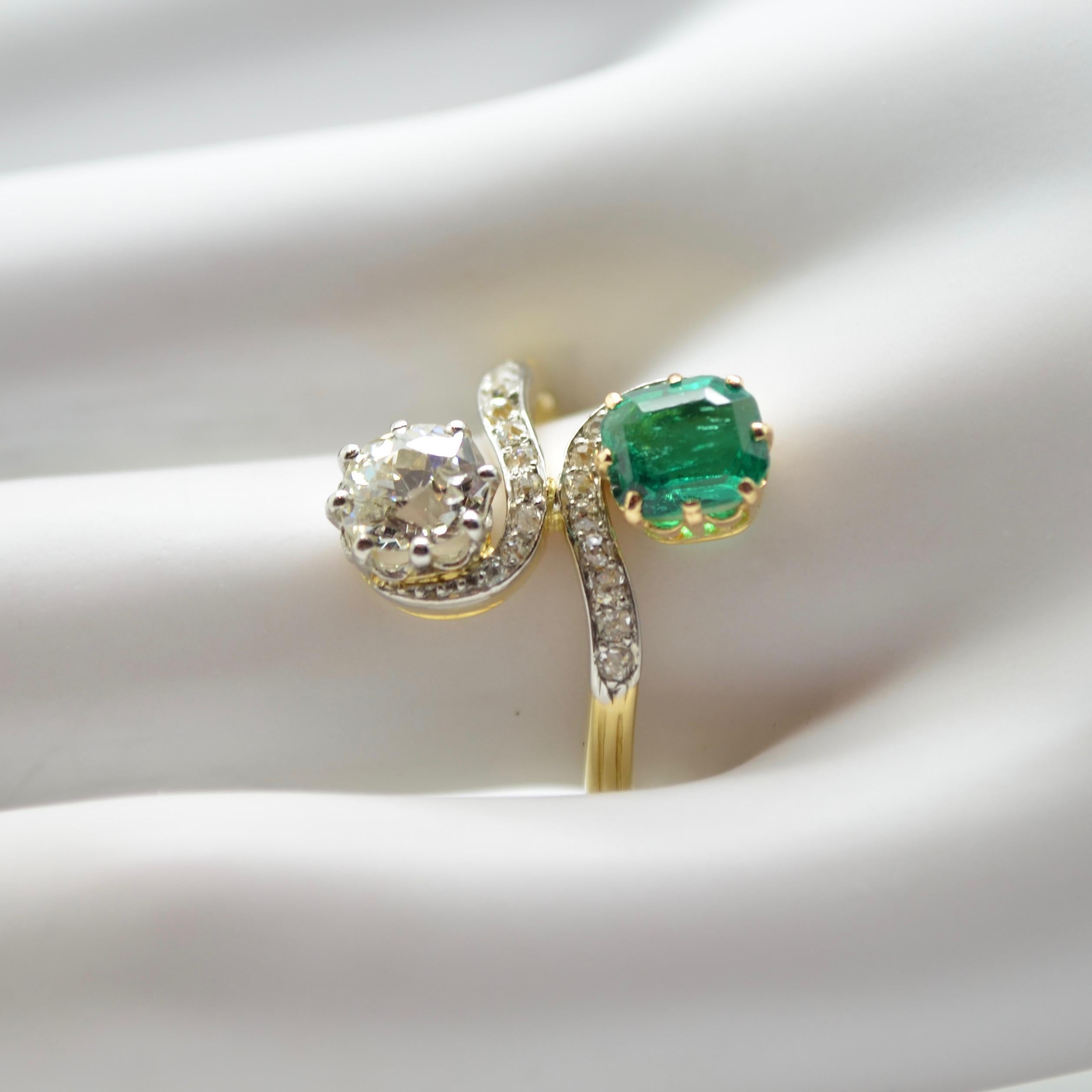 18 Karat Yellow Gold and Platinum Diamond and Emerald French Antique Ring In Excellent Condition For Sale In Paris, FR