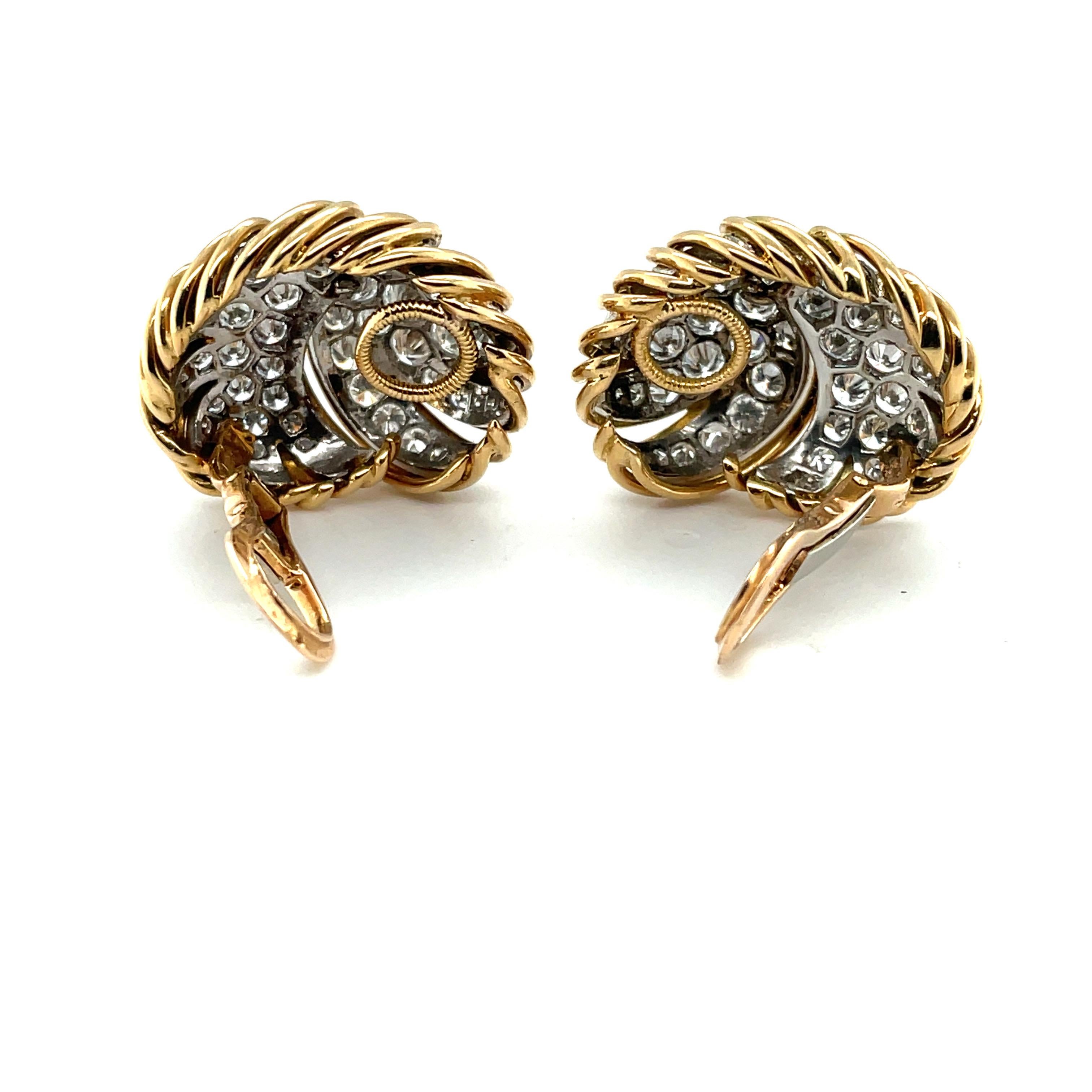 18 Karat Yellow Gold and Platinum Diamond Earclips, France, circa 1950s In Good Condition For Sale In Zurich, CH