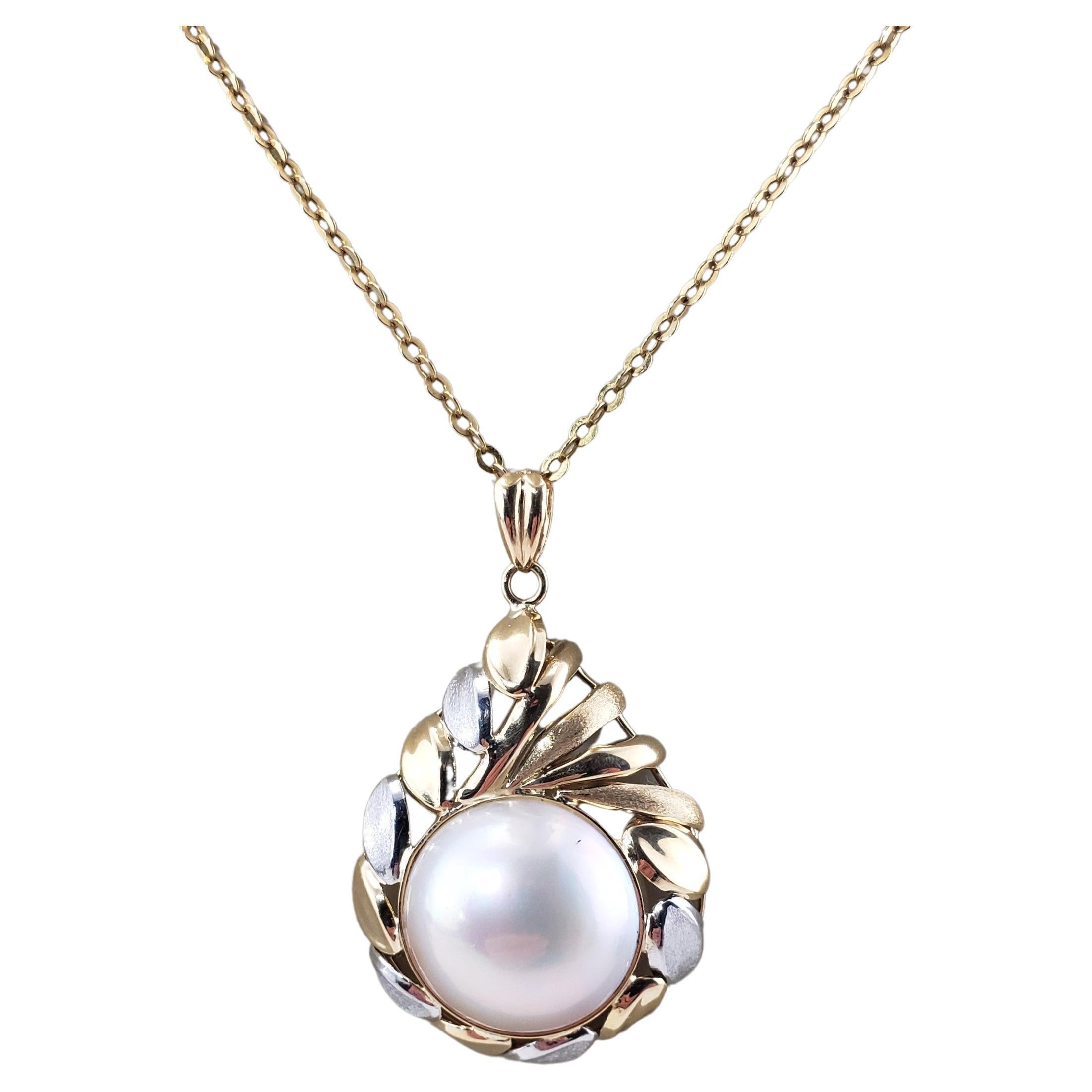 Ce magnifique pendentif présente une perle blanche ronde (16 mm) sertie dans de l'or jaune 18 carats et du platine magnifiquement détaillés.

Taille : 34 mm x 23 mm

Poids :  3,2 dwt. /  5.0 gr.

Estampillé : PT 900   K18

*Chaîne non incluse

Très