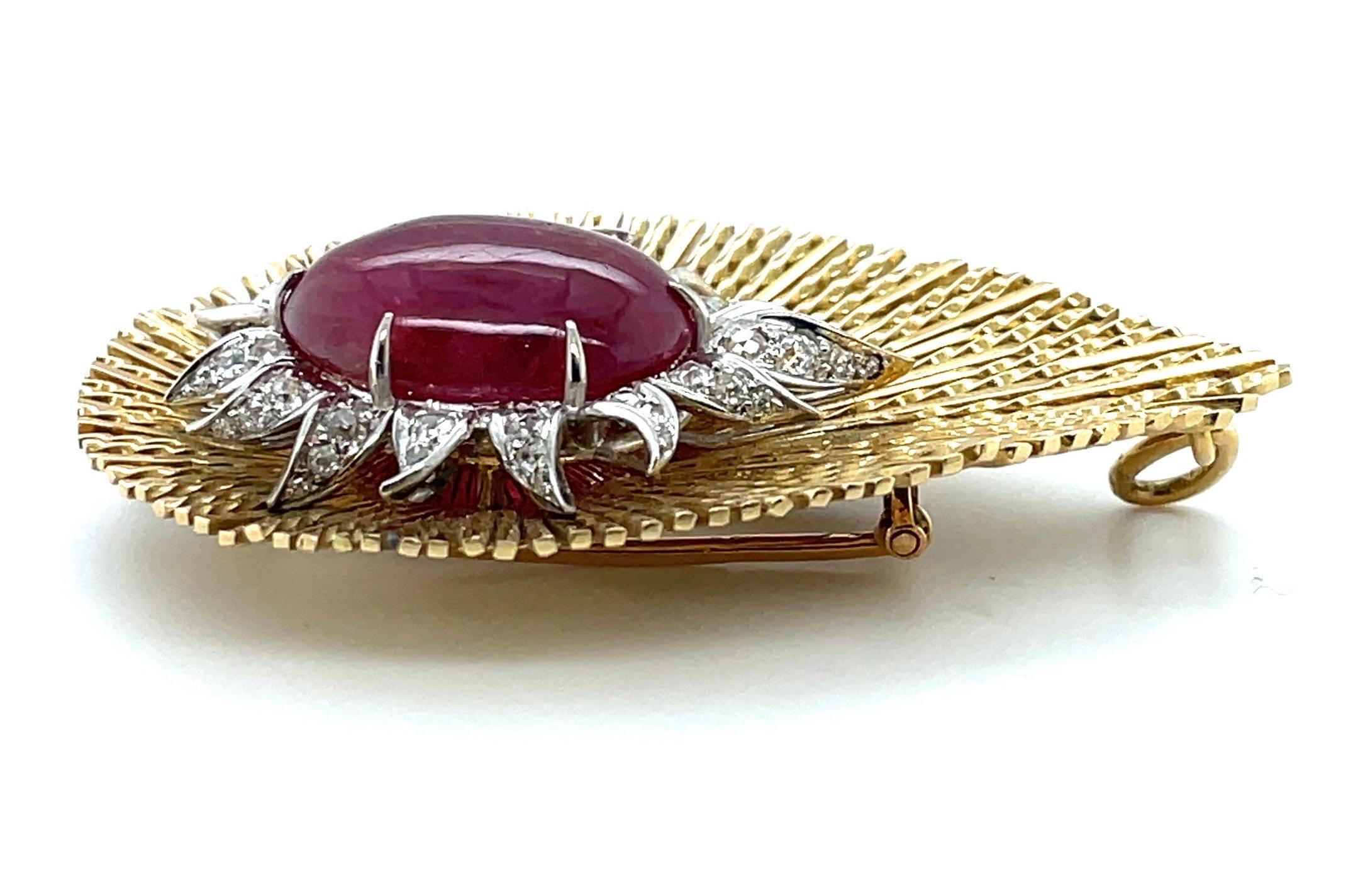 Taille cabochon Broche en or jaune 18 carats et platine avec rubis et diamants par Sterlé Paris en vente