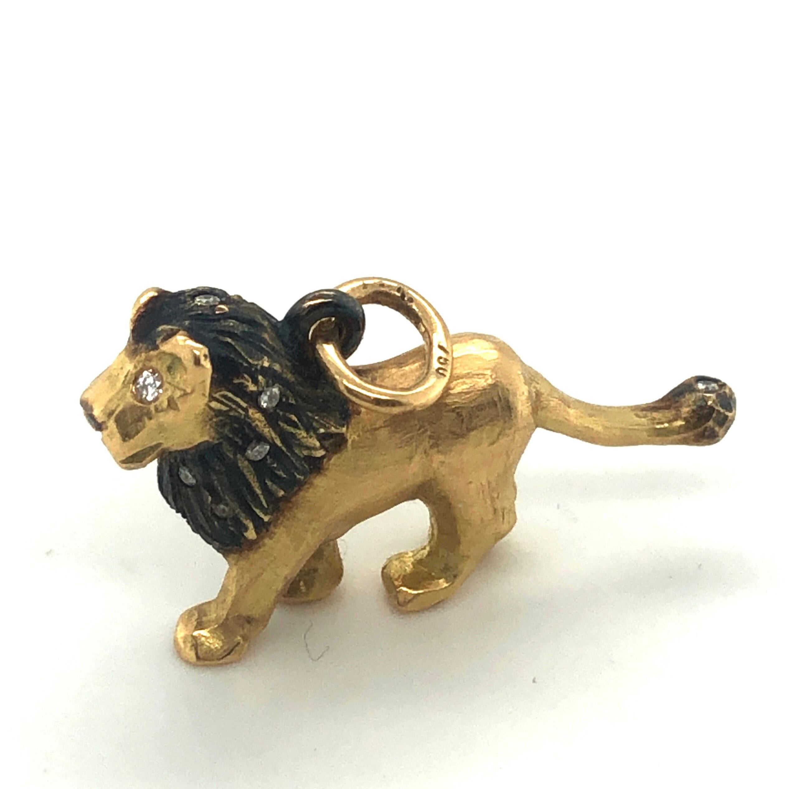 Beautiful 18 karat yellow gold and round-cut diamonds pendant depicting a fierce lion.
The body of the lion is entirely crafted in 18 karat yellow and blackened gold; the mane is interspersed with tiny round-cut diamonds totalling circa 0.1 carats.