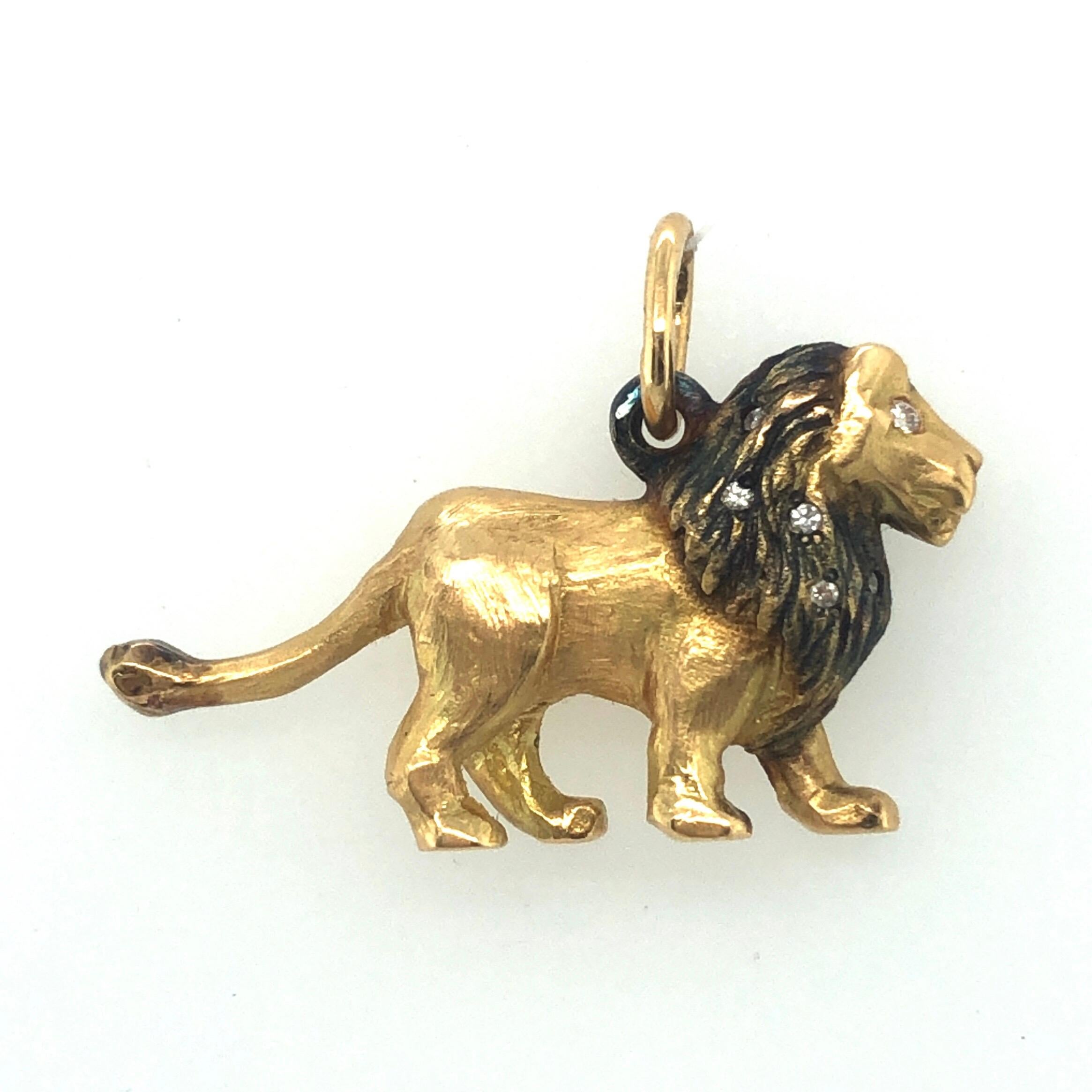 Contemporary 18 Karat Yellow Gold and Round-Cut Diamonds Lion Pendant