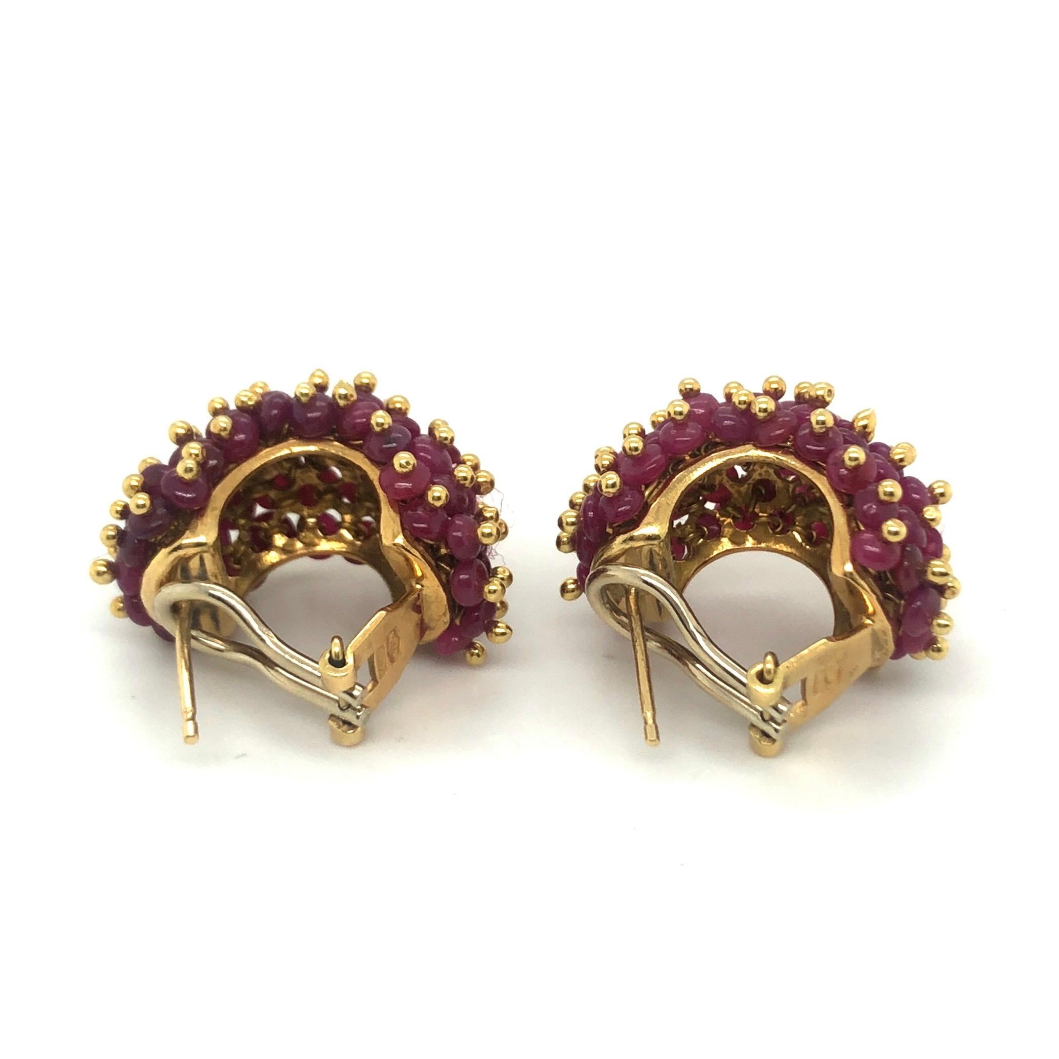 18 Karat Yellow Gold and Rubies Earrings, circa 1960s In Good Condition In Zurich, CH