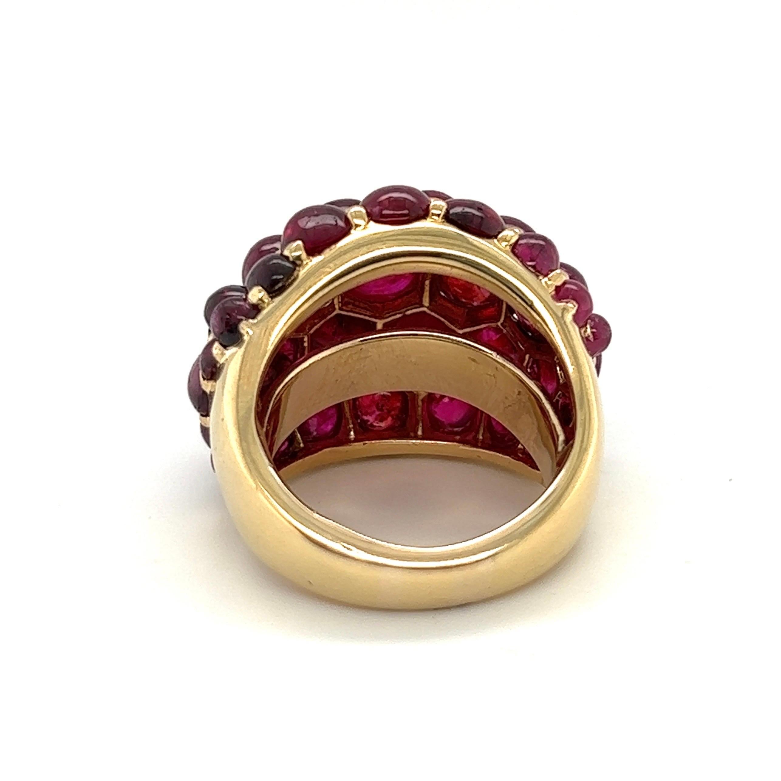 18 Karat Yellow Gold and Ruby Cocktail Ring In Good Condition For Sale In Zurich, CH