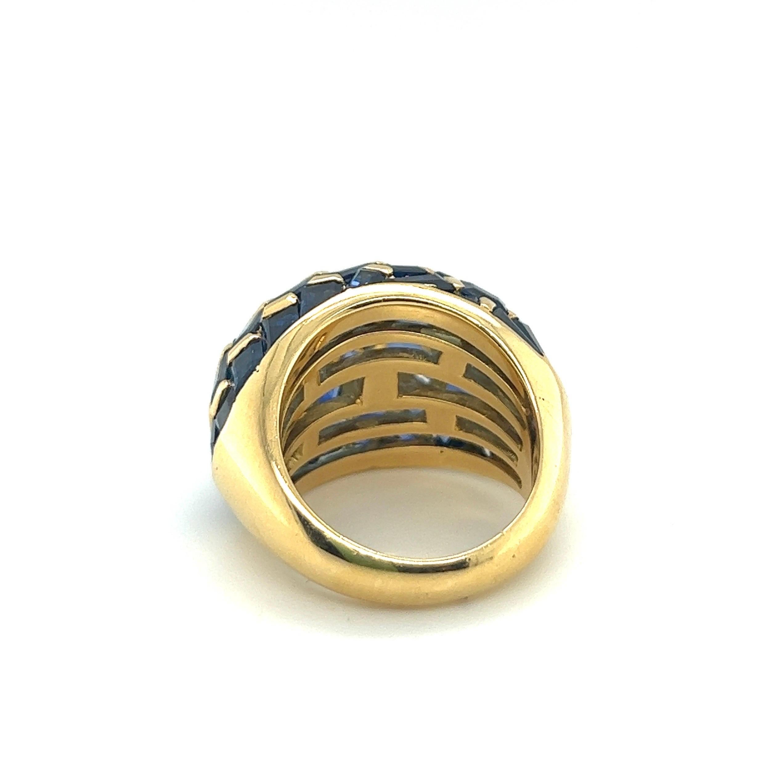 18 Karat Yellow Gold and Sapphire Cocktail Ring, circa 1970s In Good Condition For Sale In Zurich, CH