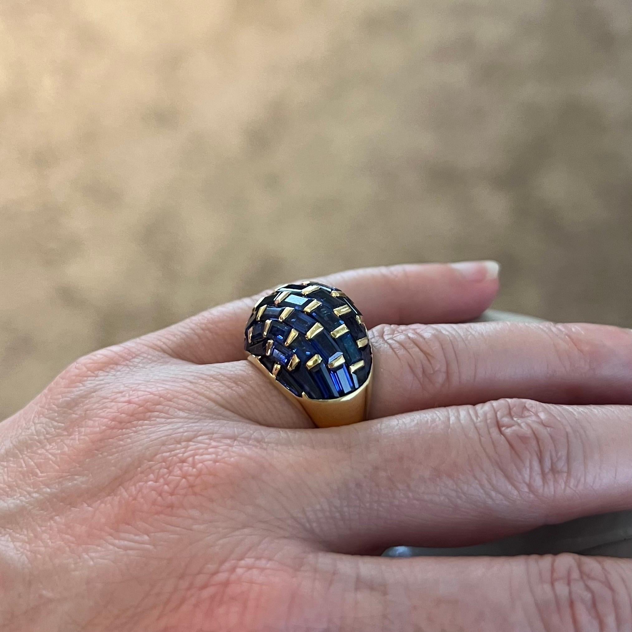 Women's or Men's 18 Karat Yellow Gold and Sapphire Cocktail Ring, circa 1970s For Sale