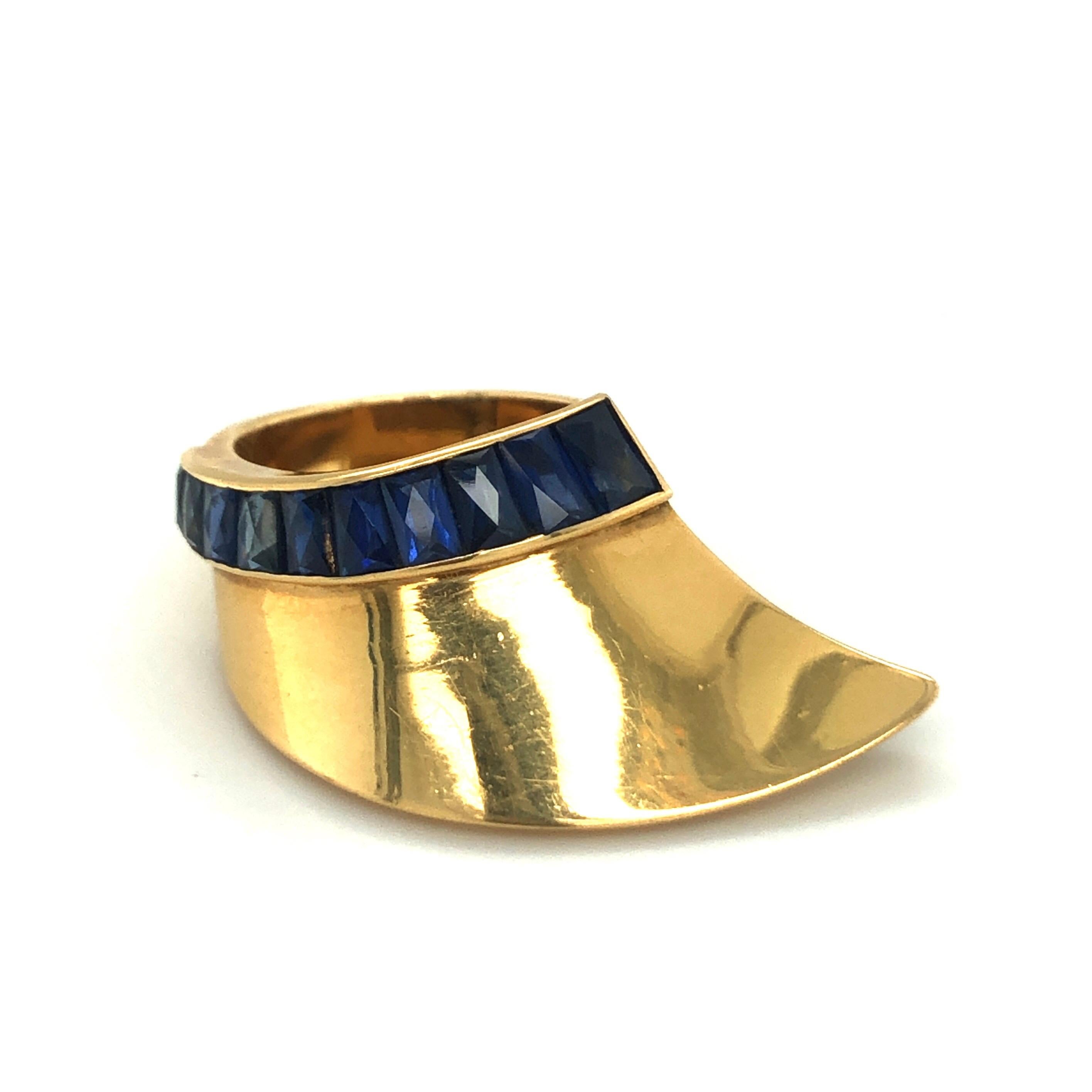 French Cut 18 Karat Yellow Gold and Sapphire French Retro Ring, 1940s For Sale