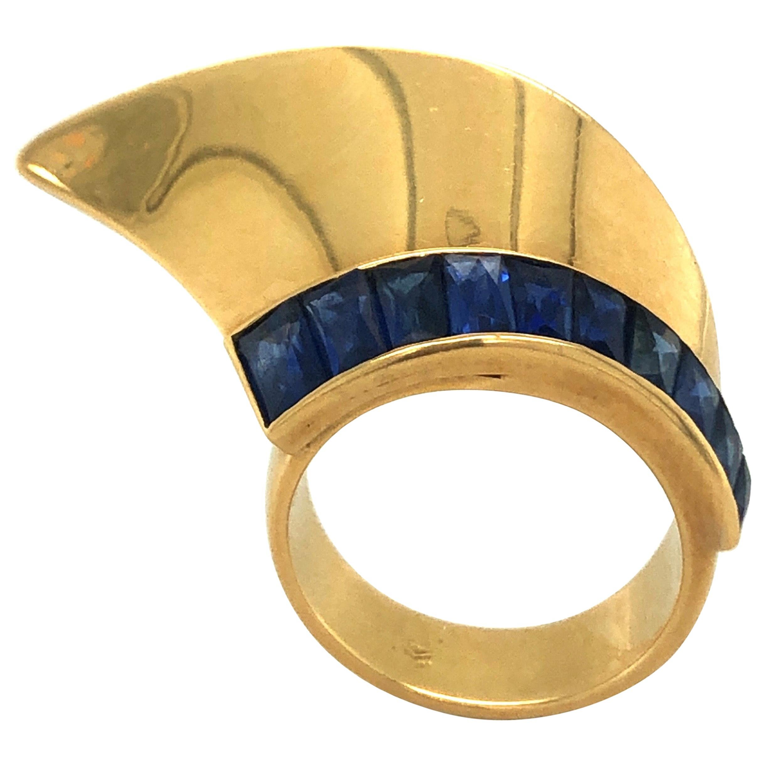 18 Karat Yellow Gold and Sapphire French Retro Ring, 1940s For Sale