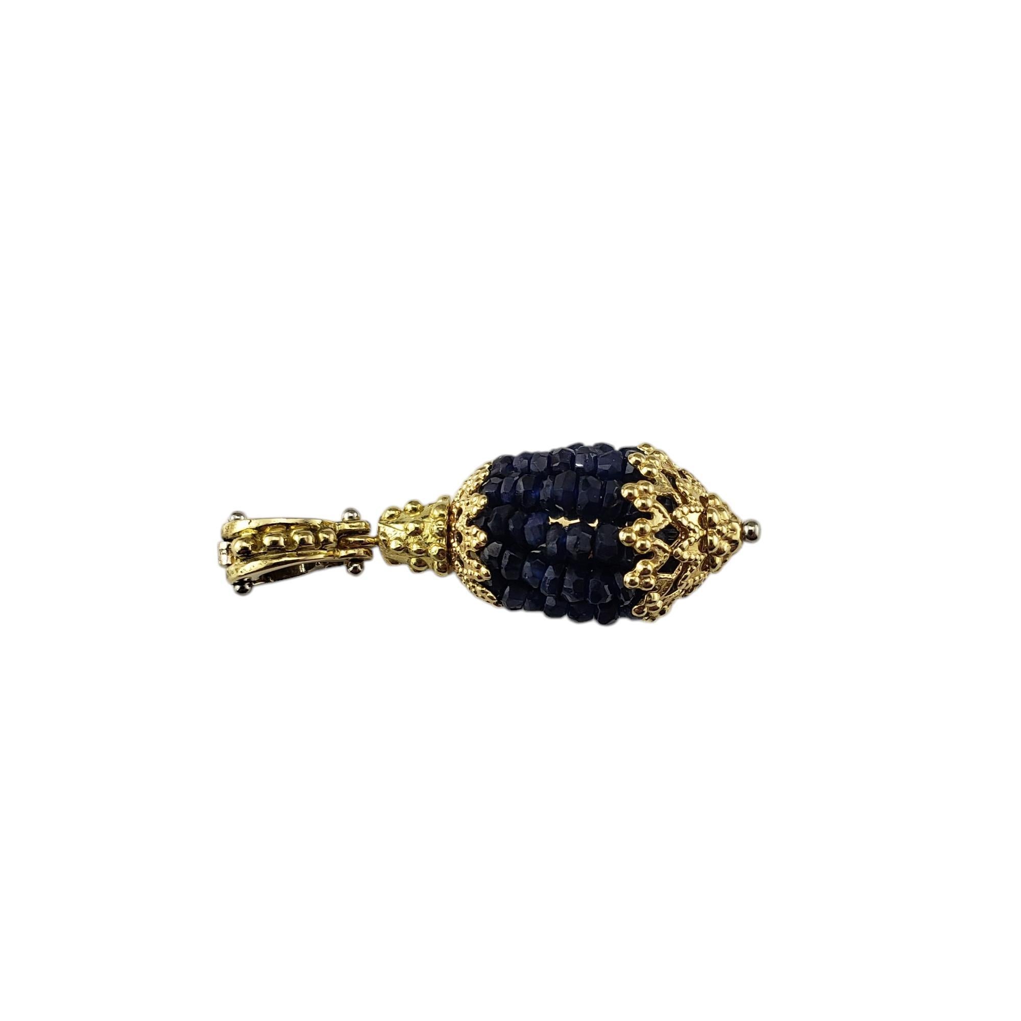 Ciondolo in oro giallo 18 carati e zaffiro-

Questo elegante pendente è impreziosito da una serie di zaffiri scintillanti incastonati in oro giallo 18 carati. Il design del rinforzo consente di indossarlo in modo versatile, agganciandolo facilmente
