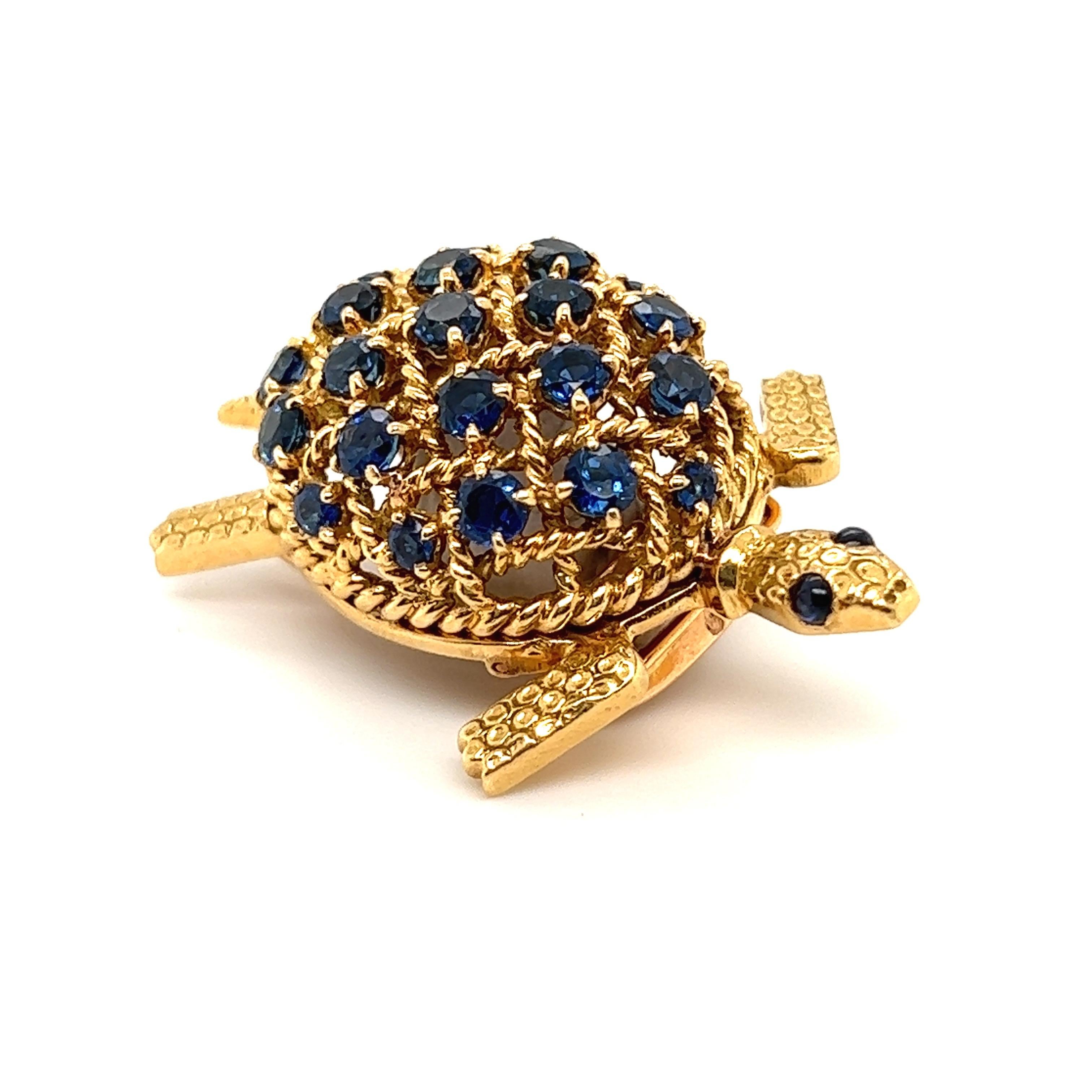 Ravissante broche tortue en or jaune 18 carats et saphir, par Cartier, vers les années 1950-1960.

Broche fantaisiste de Cartier, en forme de tortue, le corps en or jaune finement texturé, la carapace en fil d'or cordé et décorée de saphirs bleus