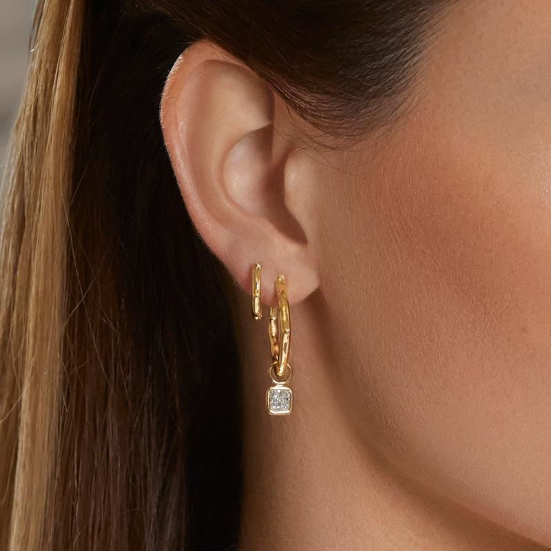 18 Karat Yellow Gold and Sapphires Mini Hoop Earrings In New Condition For Sale In Mayfair, London, GB