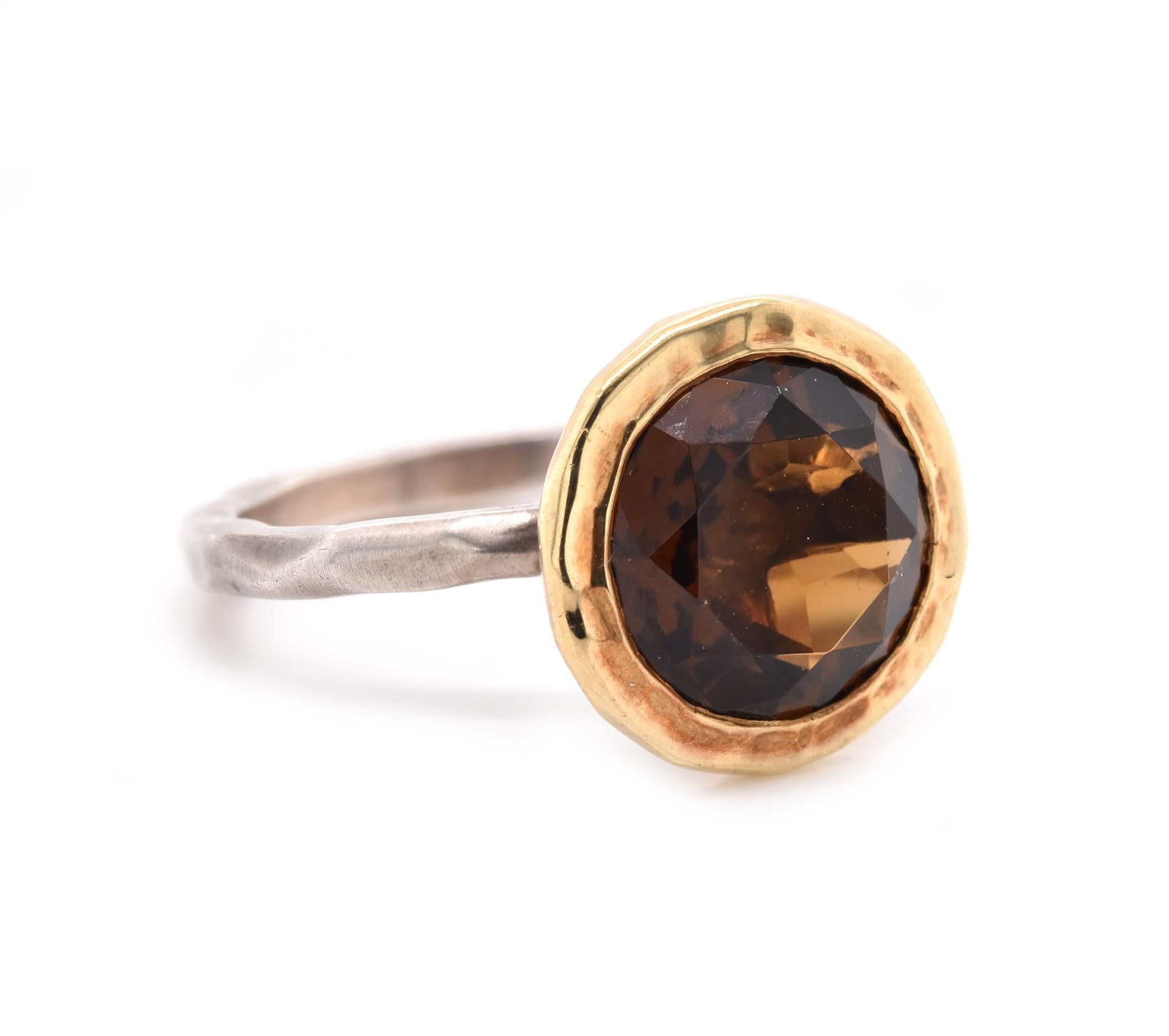 Materiale: Oro giallo 18 carati e argento sterling
Misura dell'anello: 6,5 (si prega di attendere fino a 2 giorni lavorativi in più per le richieste di misura)
Dimensioni: la parte superiore dell'anello misura 13 mm di larghezza
Peso: 4,38 grammi
