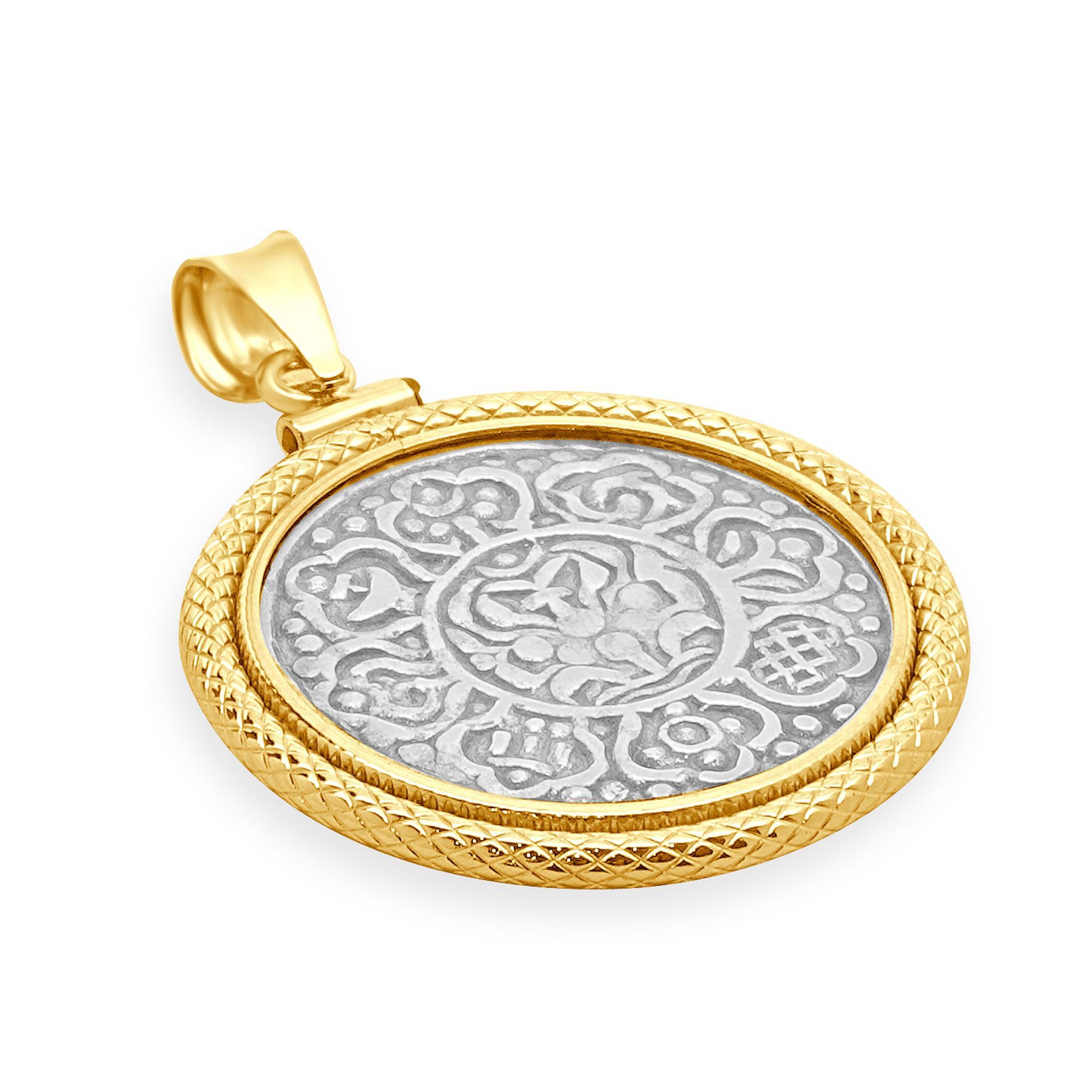 Concepteur : personnalisé
MATERIAL : Or jaune 18K / argent sterling
Dimensions : pendentif de 42 mm
Poids : 6,60 grammes
