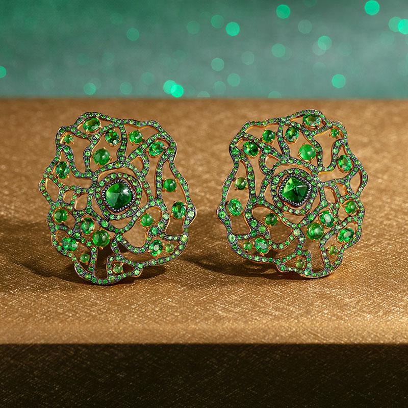 Round Cut 18 Karat Yellow Gold and Tsavorites Earclips For Sale