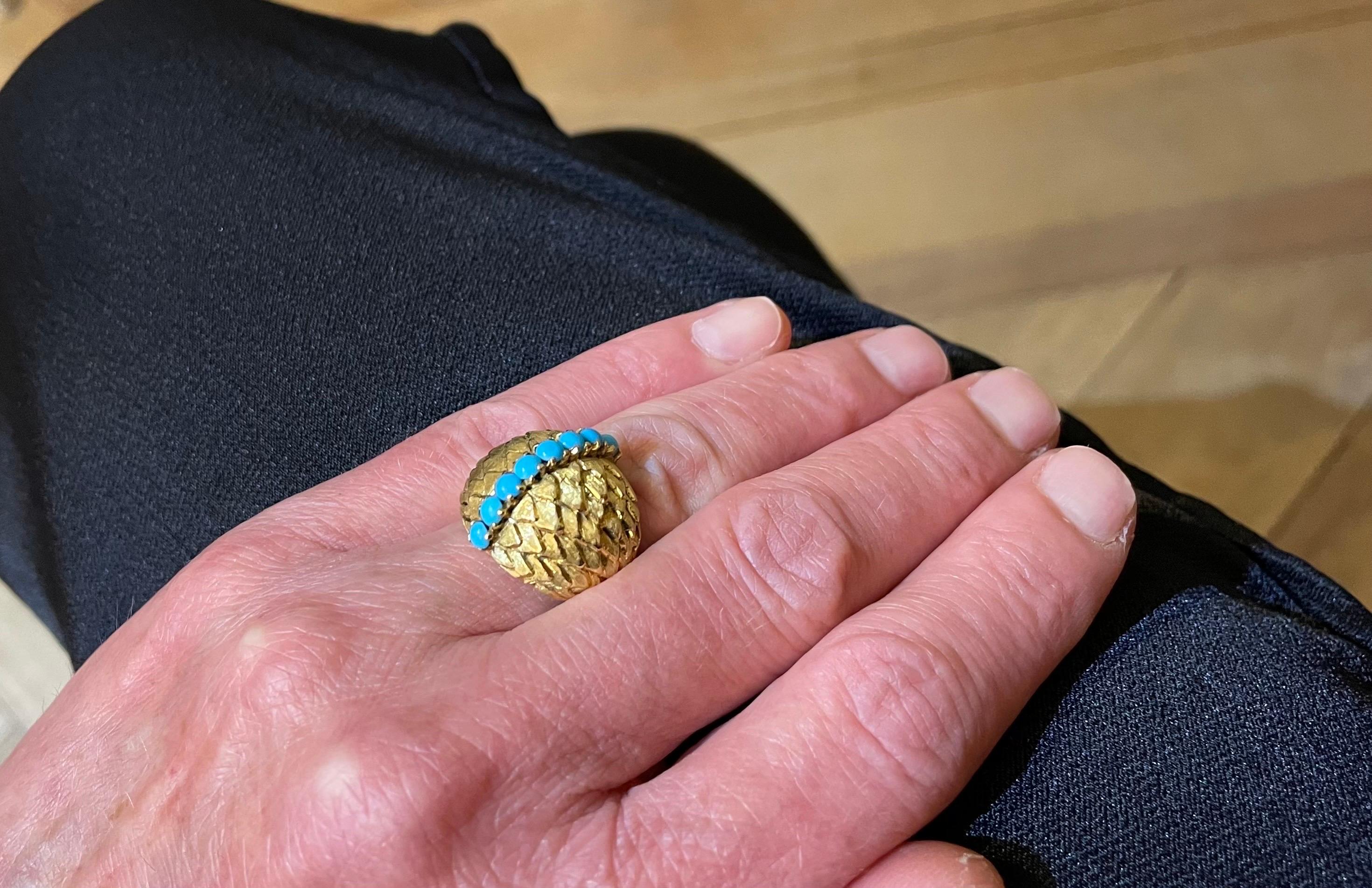 Women's or Men's 18 Karat Yellow Gold and Turquoise Cocktail Ring circa 1950s For Sale