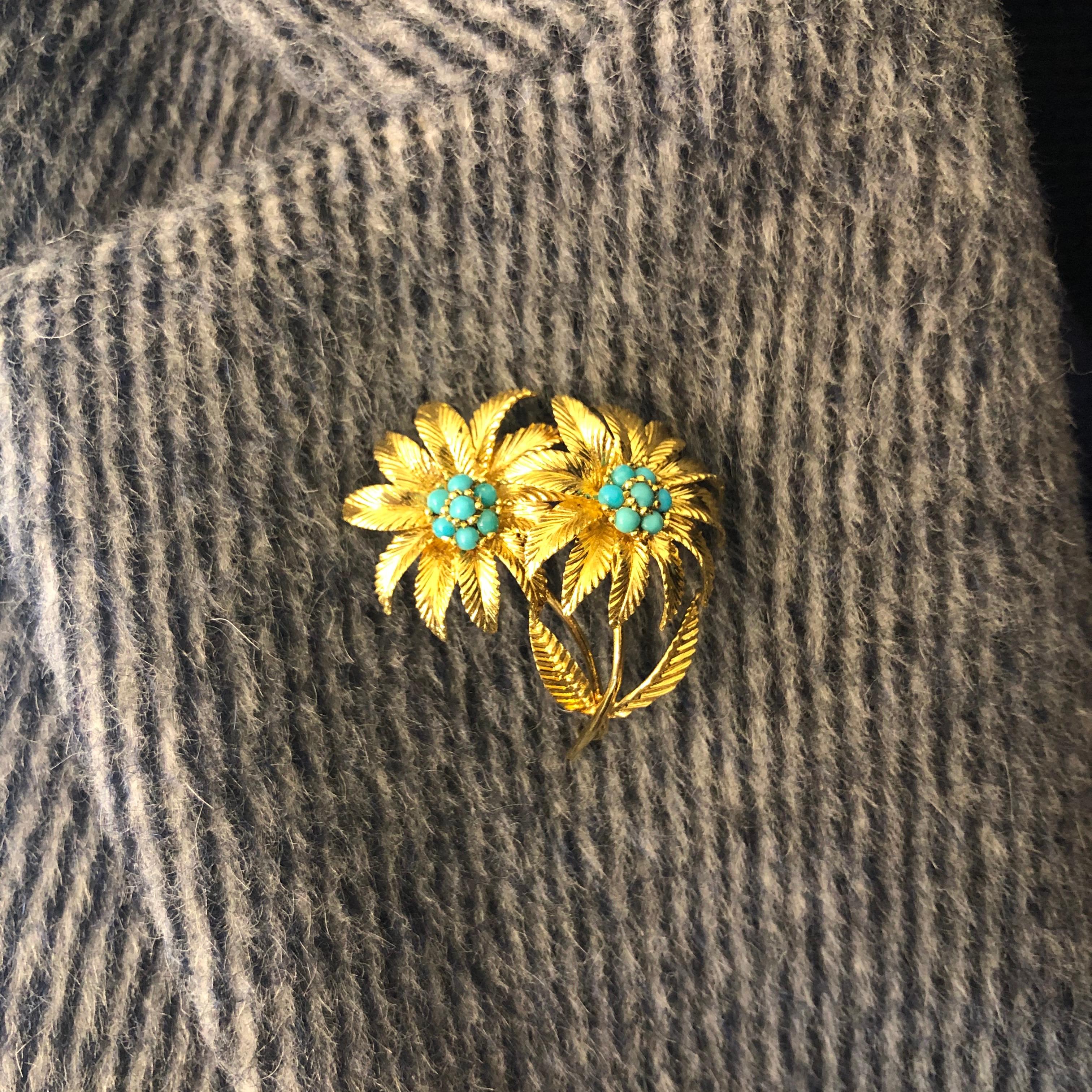 18 Karat Yellow Gold and Turquoise Flower Brooch In Excellent Condition In Zurich, CH