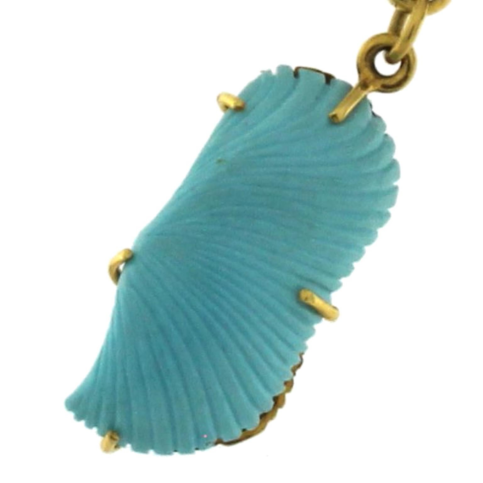 Ce magnifique collier de la collection Beachwear reproduit des éléments marins alternativement en turquoise et en or, pour les deux matériaux le sculpteur a fait un excellent travail de reproduction réaliste très fidèle. Le résultat est