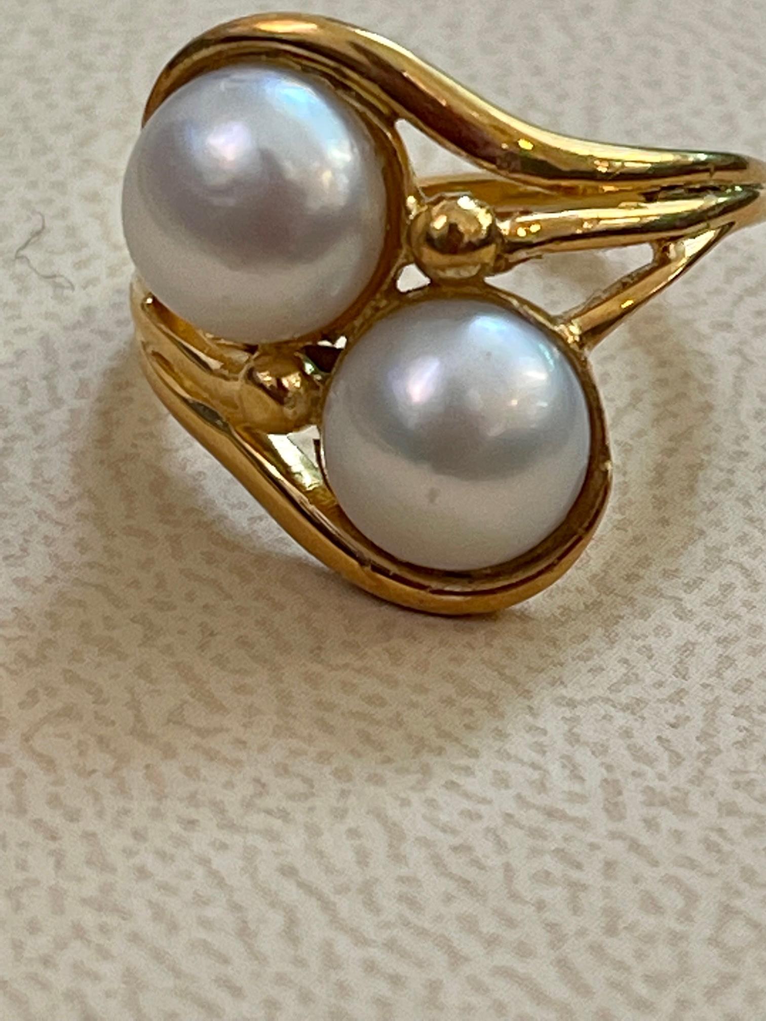 Bague en or jaune 18 carats et deux perles Excellent état - En vente à New York, NY