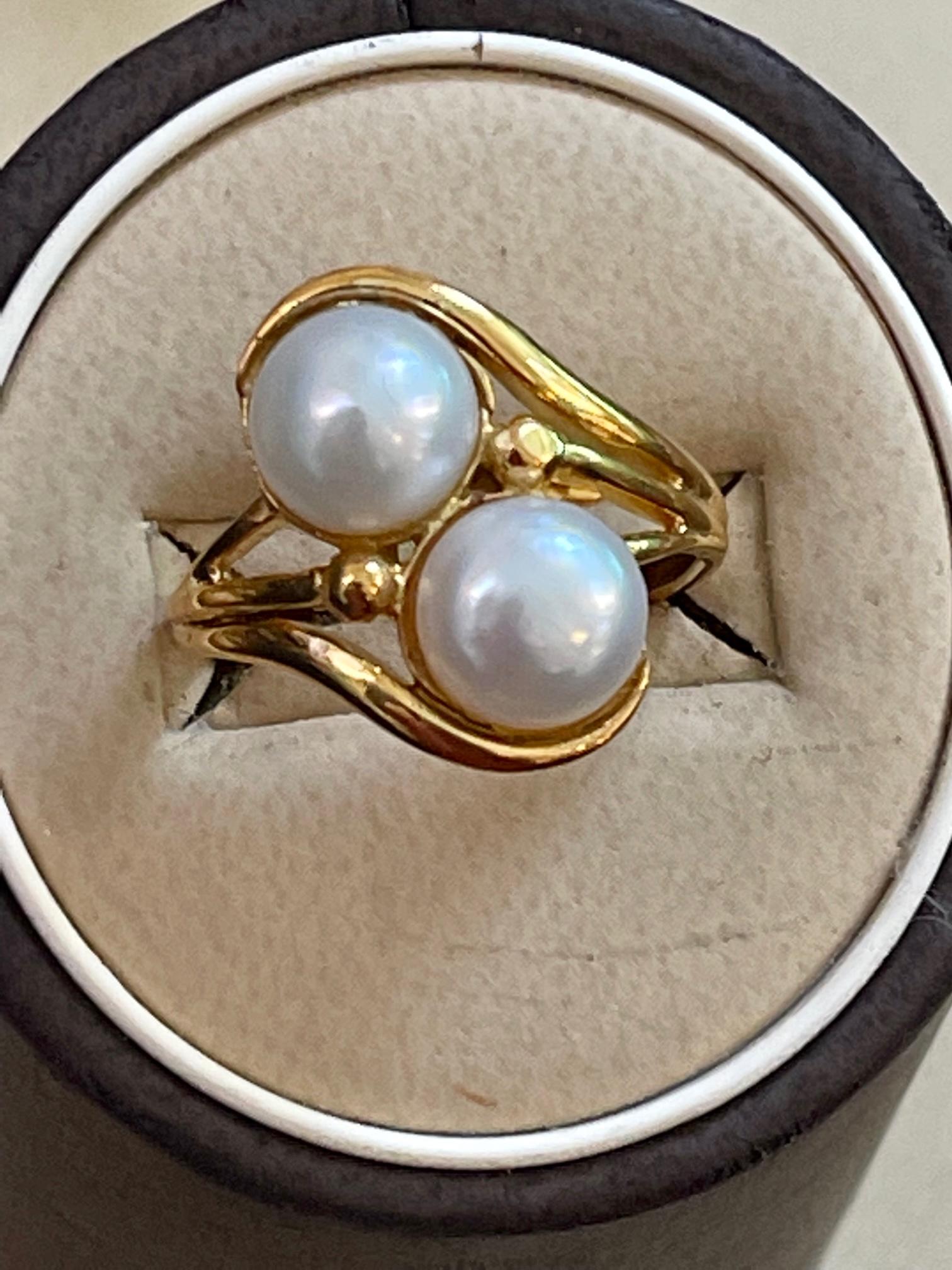 Round Cut 18 Karat Yellow Gold And Two Pearls Ring For Sale