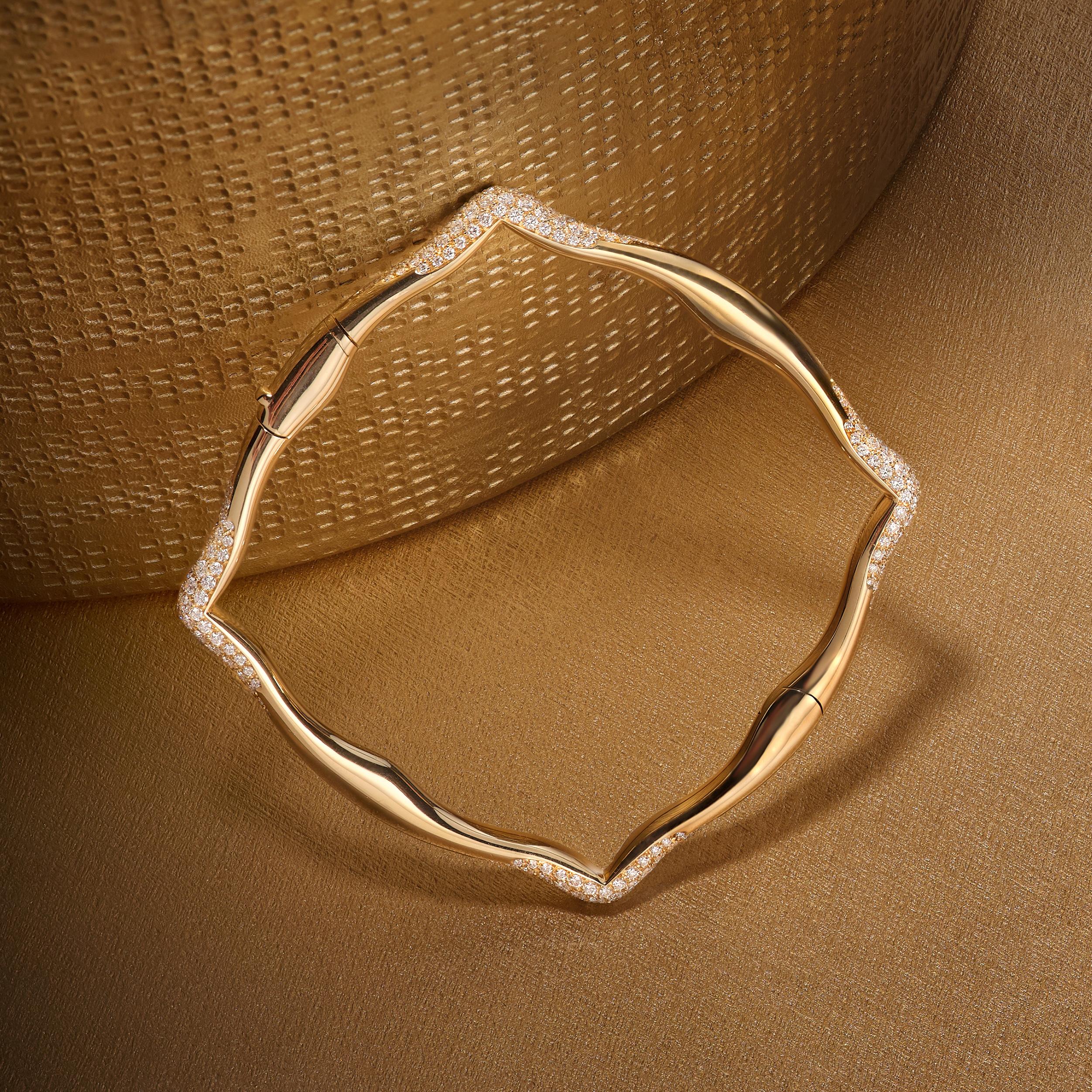 La Collection Nile est une interprétation élégante et raffinée du thème exotique de l'Égypte ancienne. Le Nil, le plus long fleuve du monde également appelé le père des fleuves africains, a servi d'inspiration à Vania Calle pour cette