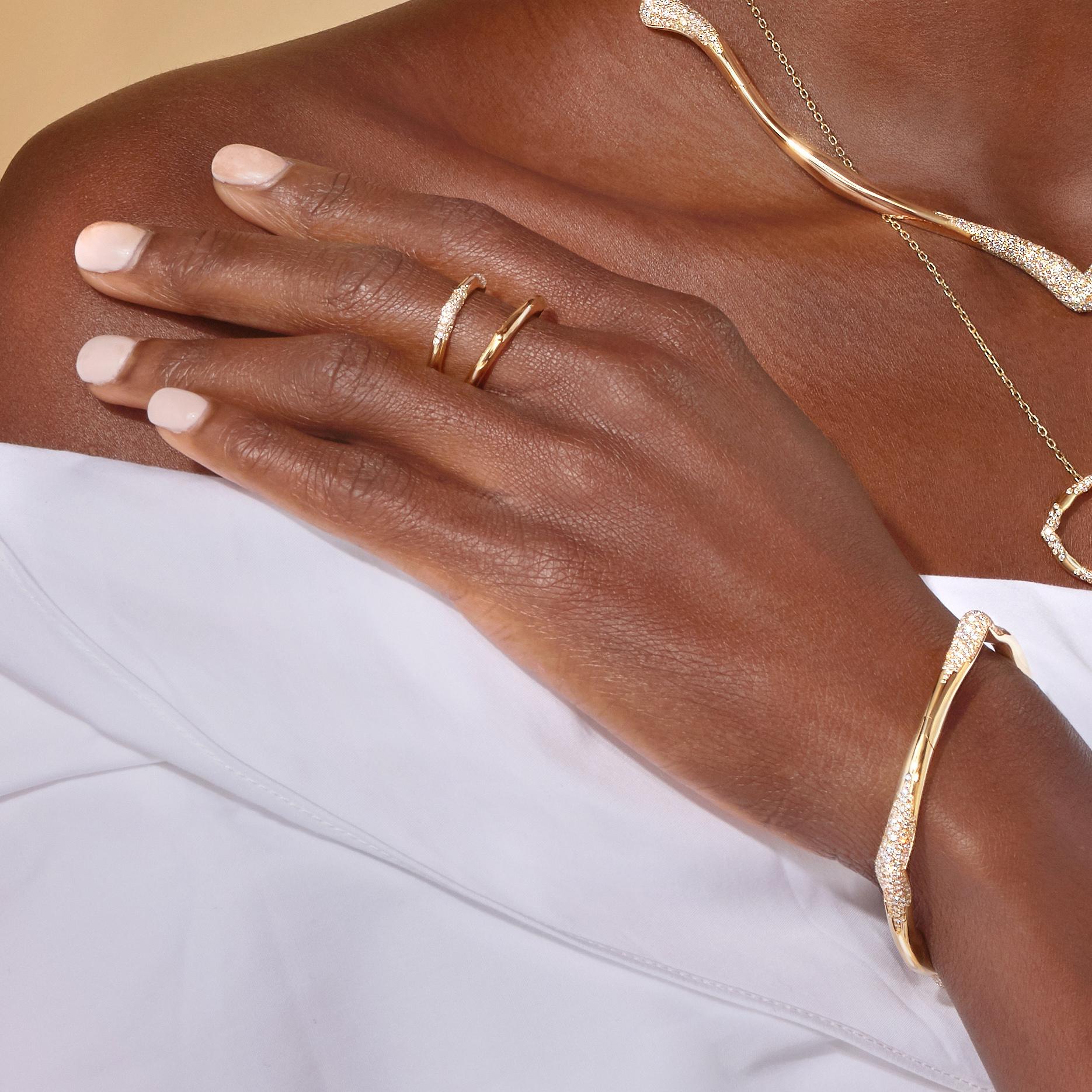 Bracelet jonc en or jaune 18 carats et diamants blancs Pour femmes en vente
