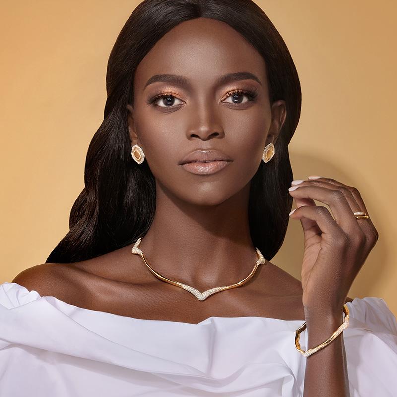 Taille ronde Collier en or jaune 18 carats et diamants blancs en vente