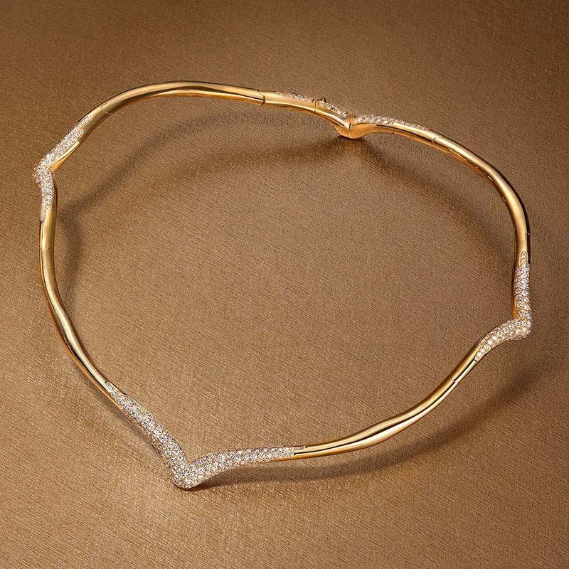 18 Karat Yellow Gold and White Diamonds Necklace In New Condition For Sale In Mayfair, London, GB