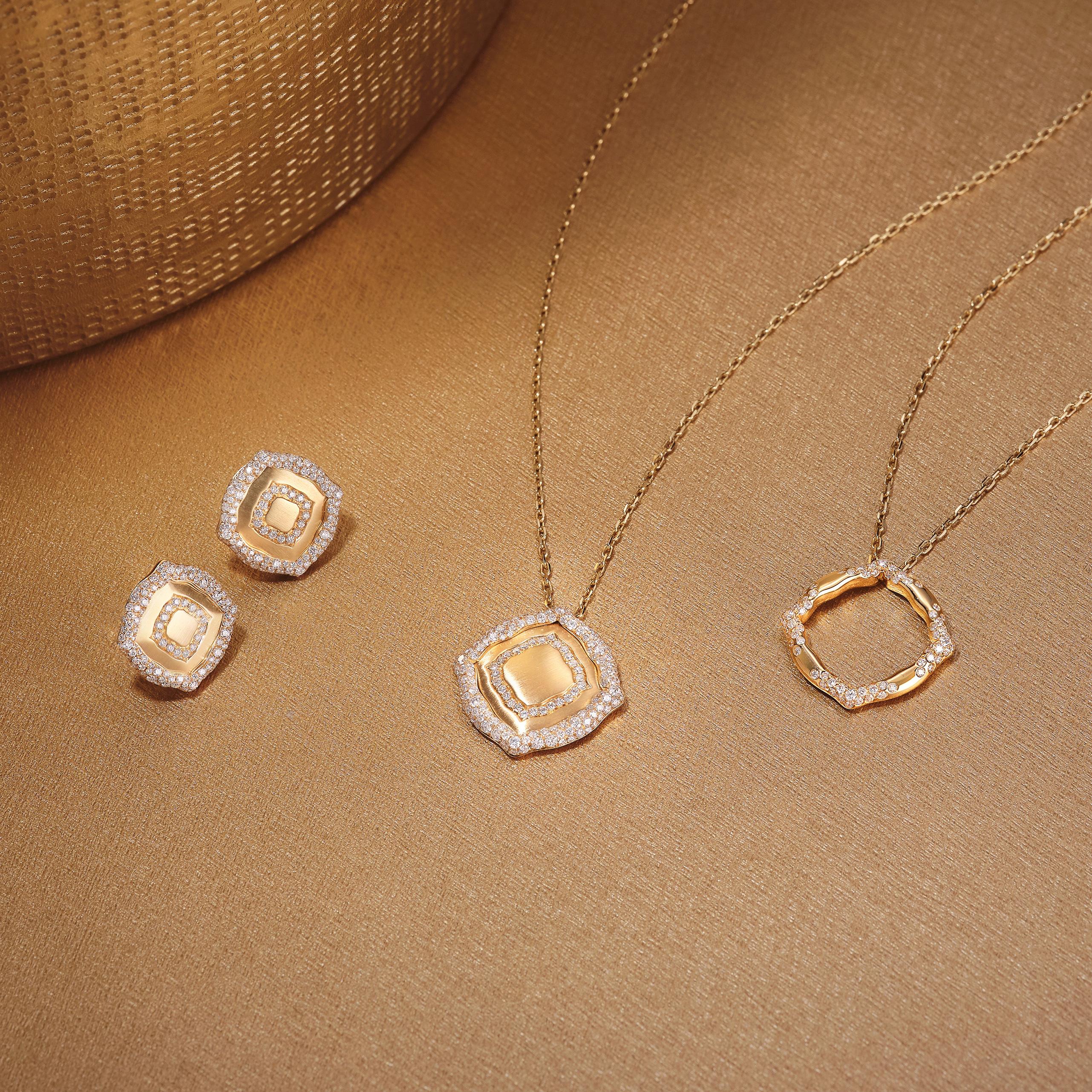 Women's 18 Karat Yellow Gold and White Diamonds Pendant