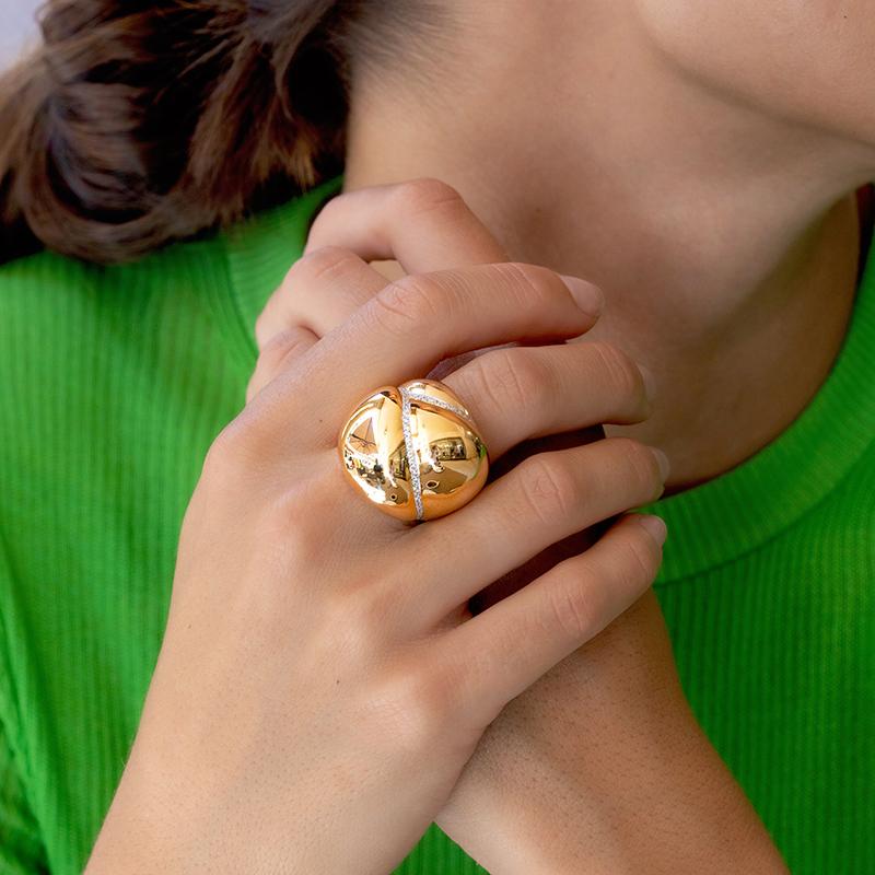 Une collection riche en or qui rend hommage aux sables de marée de l'Afrique de l'Ouest, aux dunes de sable du Mali et au célèbre pèlerinage entrepris par Mansa Musa de l'Empire du Mali à la Mecque .

Bague en or jaune 18 carats
Diamants ronds