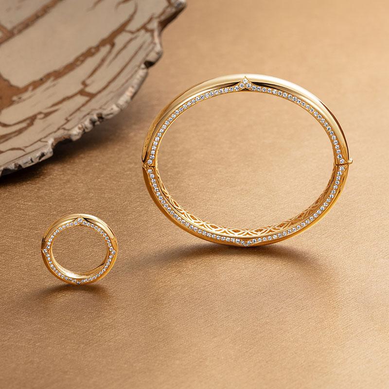 Contemporary 18 Karat Yellow Gold and White Diamonds Ring