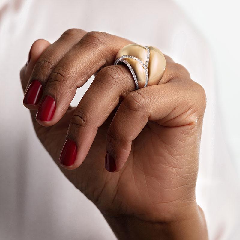 Contemporain Bague en or jaune 18 carats et diamants blancs en vente