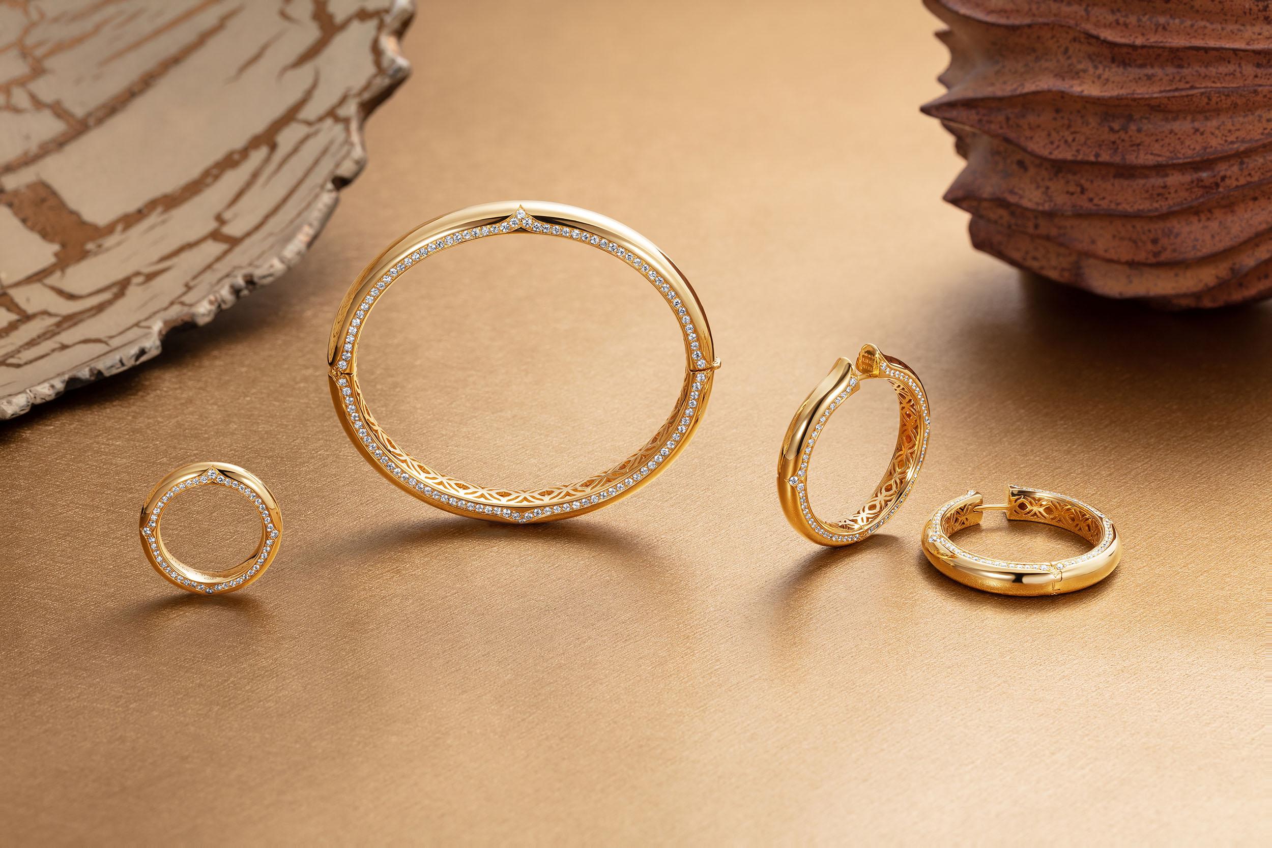 Round Cut 18 Karat Yellow Gold and White Diamonds Ring