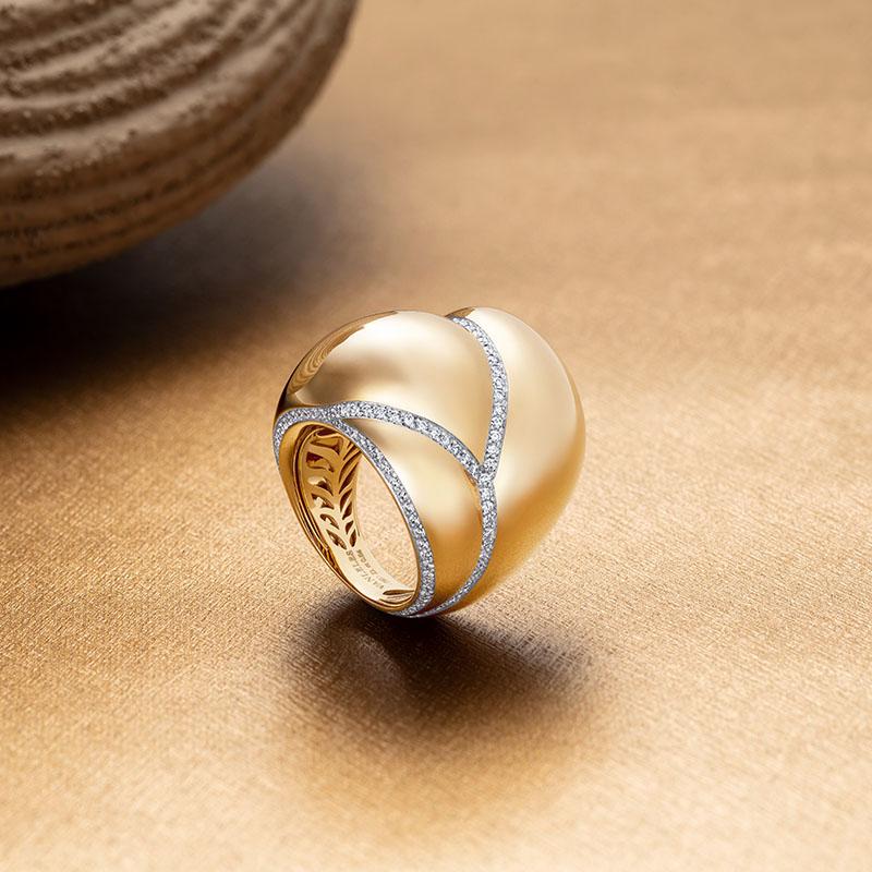 Taille poire Bague en or jaune 18 carats et diamants blancs en vente