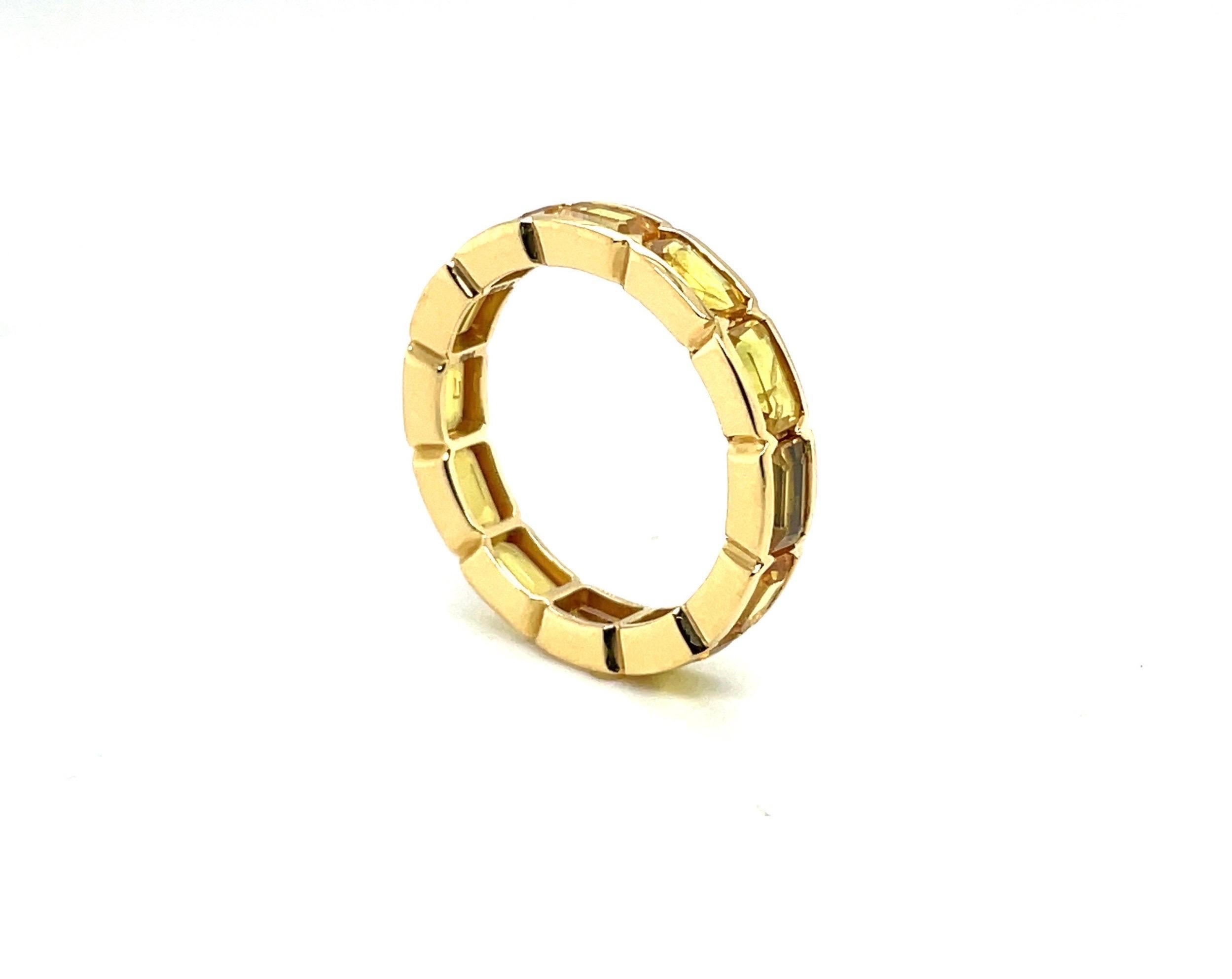 Charming 18 karat yellow gold and yellow sapphire memory ring. 

Modern memory ring, set all around with 12 honey-coloured octagonal yellow sapphires totalling circa 4.4 carats. 
This elegant and timeless ring is well suited for every day or evening