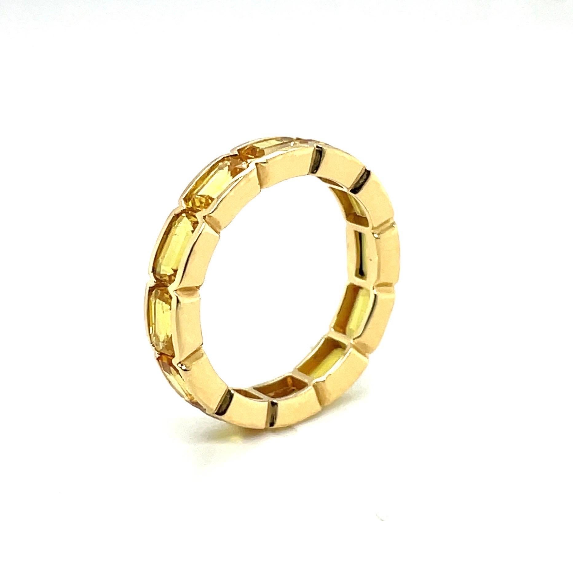 Contemporary 18 Karat Yellow Gold and Yellow Sapphire Memory Ring For Sale