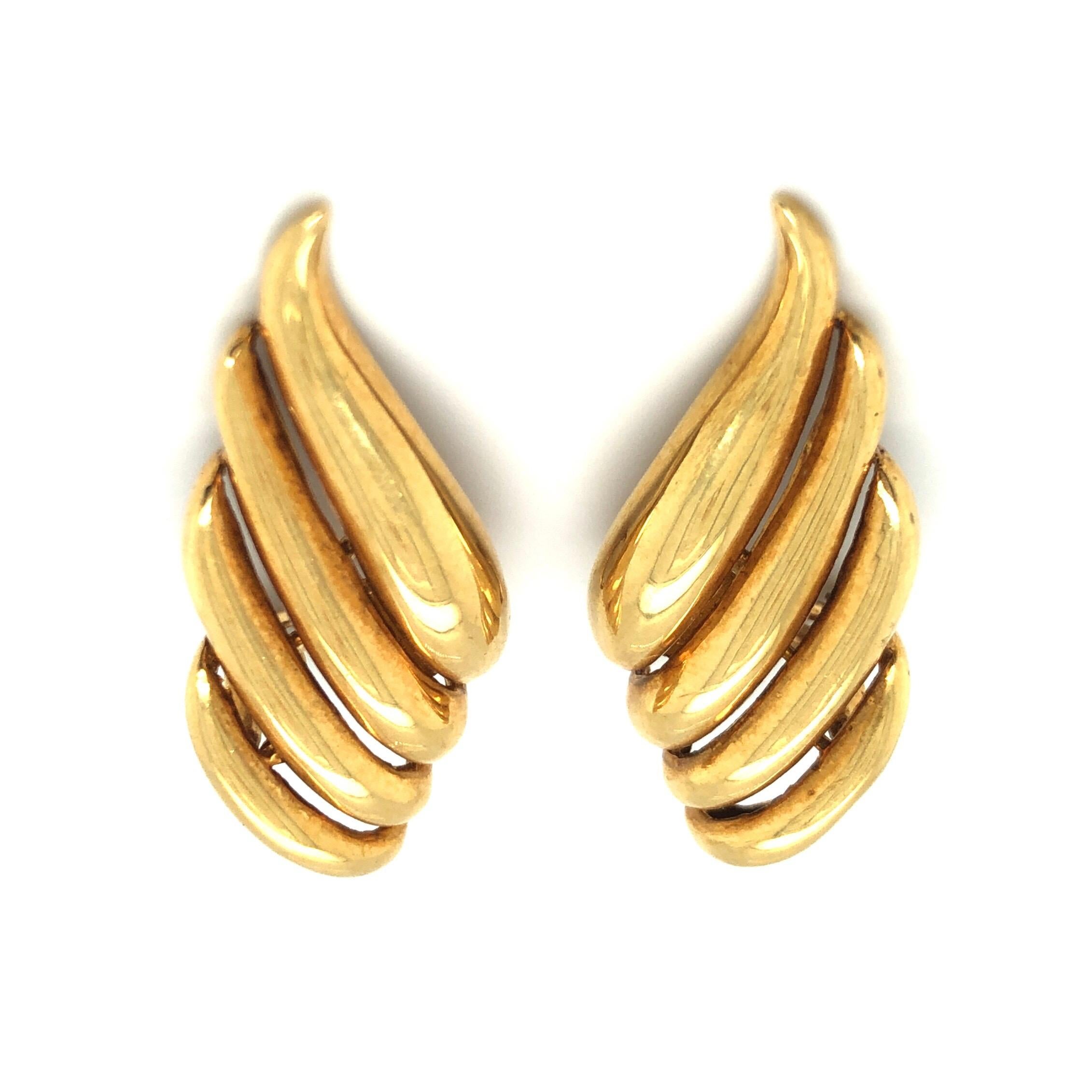 18 karat yellow gold angel wings ear clips.
Fabulous ear clips featuring a pair of open wings crafted in 18 karat yellow gold and completed by hinged omega clip-backs.
These truly eye-catching ear clips are comfortable and easy to wear day and